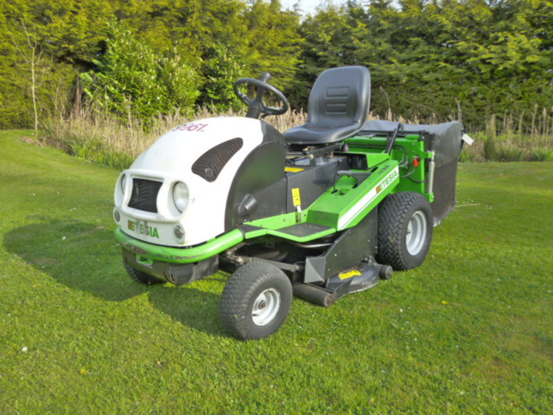 ETESIA HYDRO 100 PETROL LOW TIP RIDE ON MOWER - Image 2 of 5