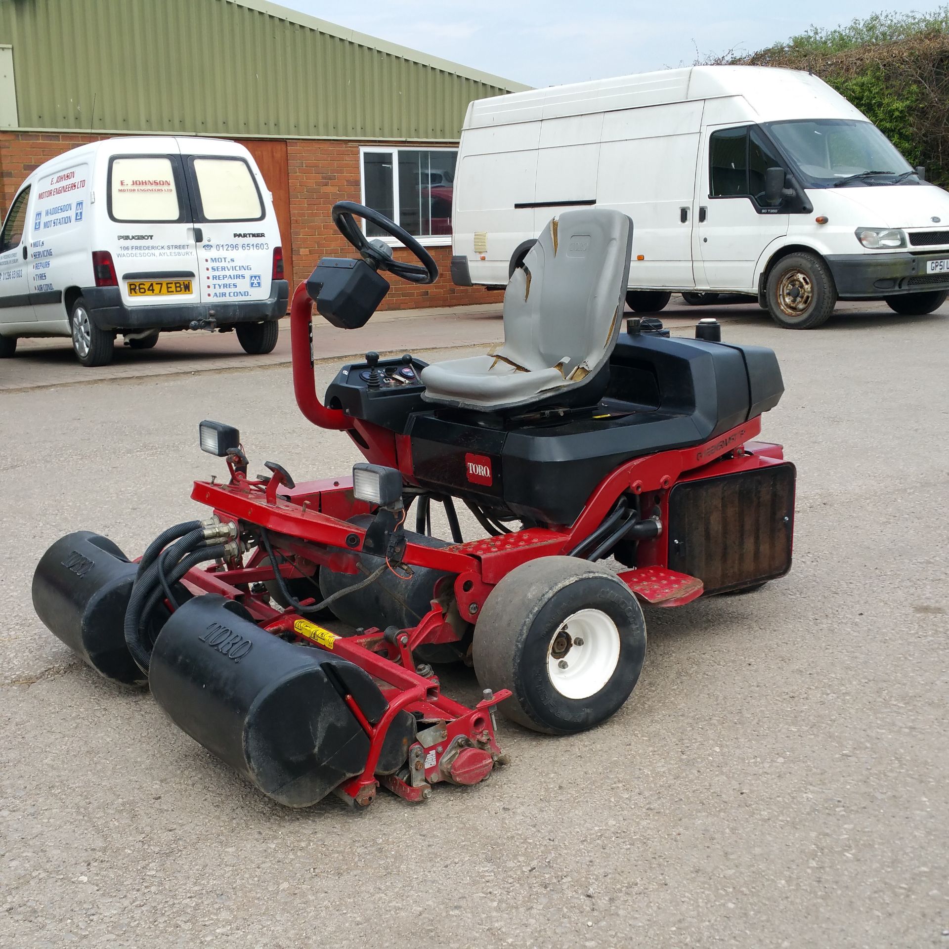 Toro 3300D mower   Triple cylinder   3 cylinder diesel   Hydraulic lift   Hydrostatic drive