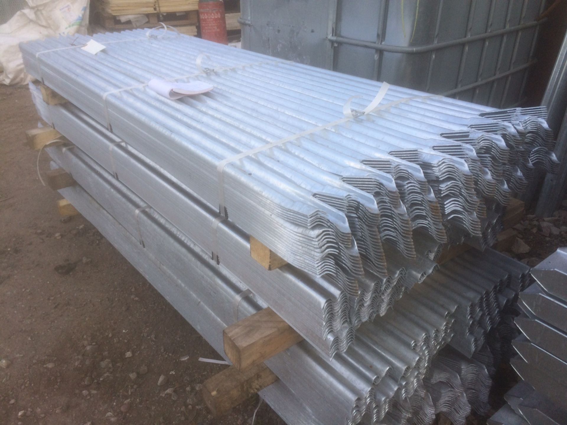 64m of 2045mm high Brand New Palisade Fencing 23 Bays 23 Post 400 Pail 46 Rail NO VAT Loading - Image 2 of 2