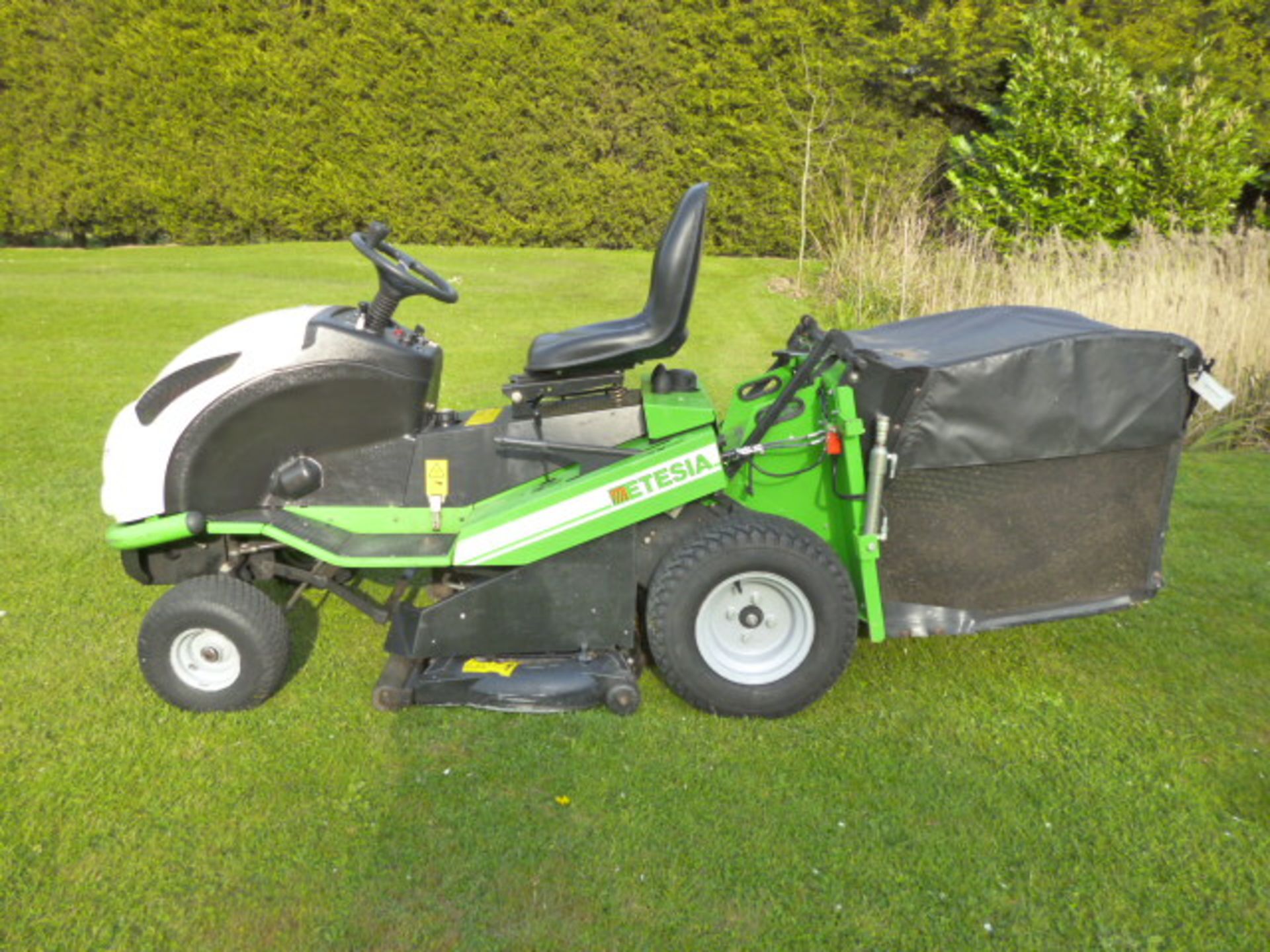 ETESIA HYDRO 100 PETROL LOW TIP RIDE ON MOWER - Image 3 of 5