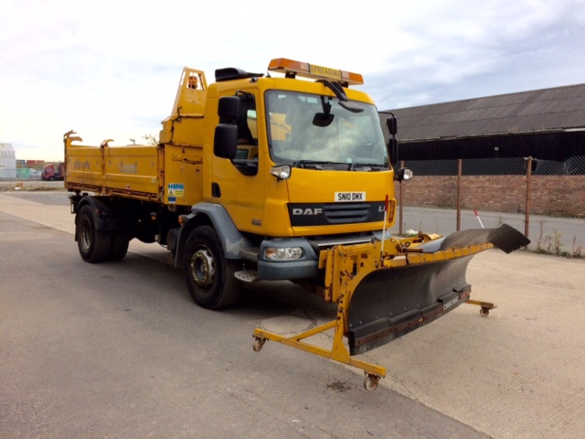 2010 DAF LF 55-220 Tipper    18 ton GVW   1st reg'd - 1.5.2010   83,000 kms   MOT - 31.10.17 - Image 9 of 9