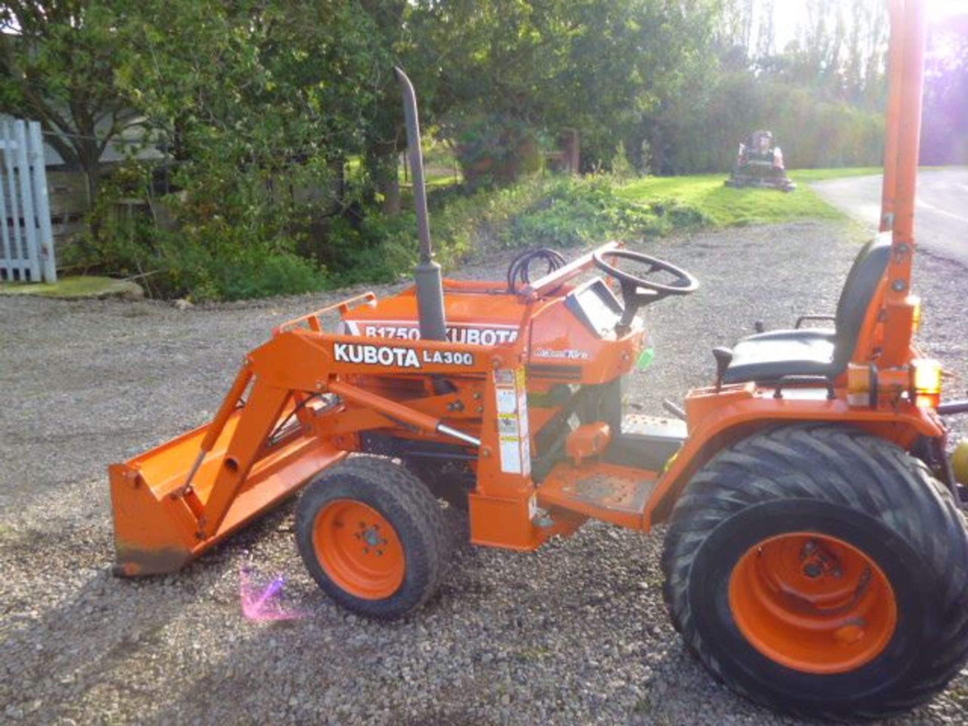 KUBOTA B1750 COMPACT TRACTOR WITH LOADER - Image 3 of 6