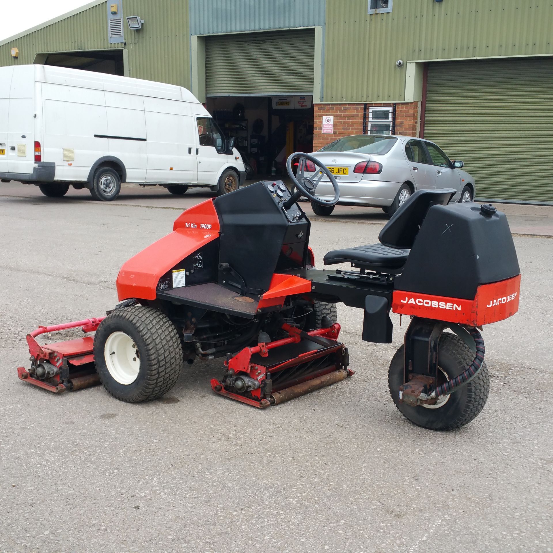 Jacobsen 1900D mower   Triple cylinder   3 cylinder diesel   Hydraulic lift   Hydrostatic drive - Image 4 of 5