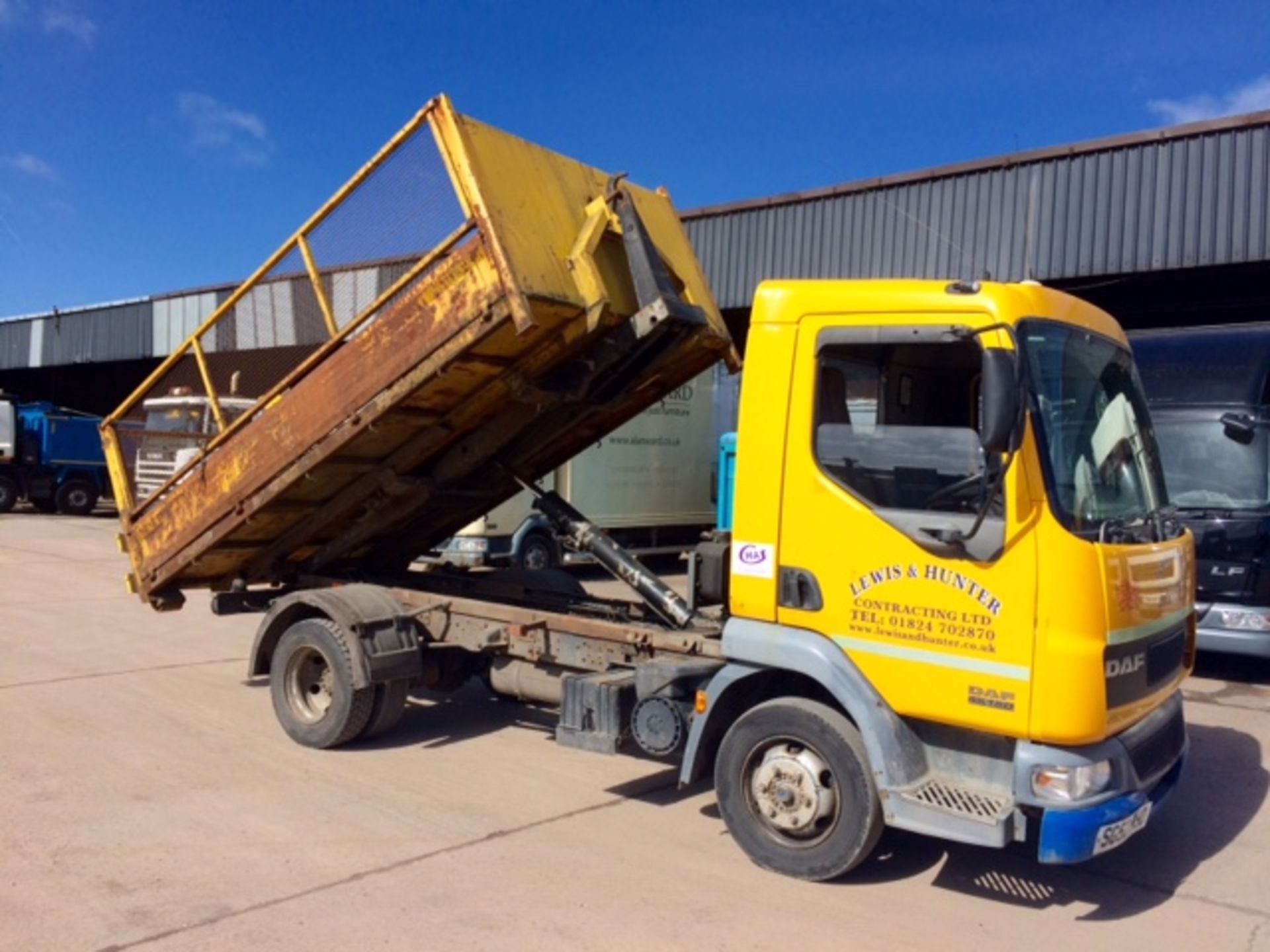 2002 DAF LF 45-150 7.5 ton Hook Loader    Reg no - SG52 PJO   1st reg'd - 19/9/2002   MOT - 31/3/ - Image 3 of 5