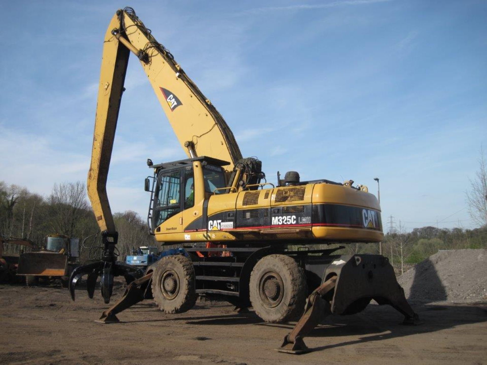 Caterpillar 325C LMH Scrap Handler 2005, Hydraulic high cab scrap handler with solid tyres (grab not - Image 3 of 3