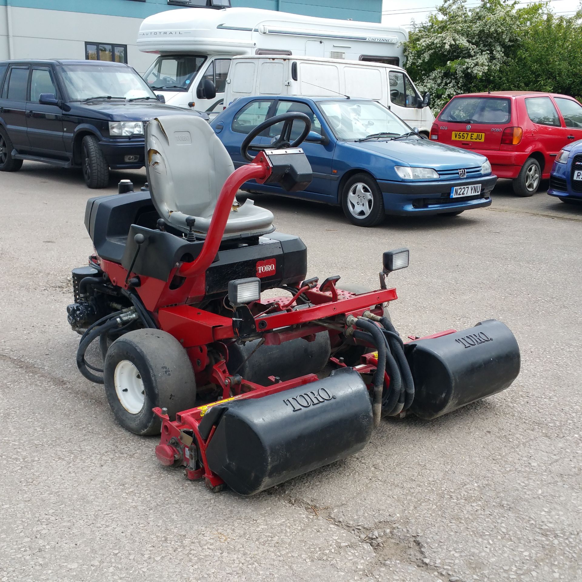 Toro 3300D mower   Triple cylinder   3 cylinder diesel   Hydraulic lift   Hydrostatic drive - Image 4 of 5