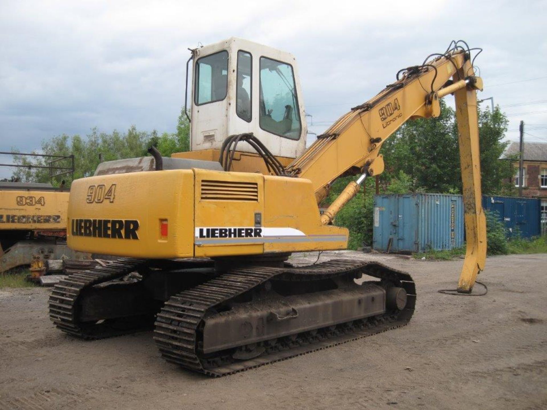 Liebherr 904 Scrap Handler 1999, fixed high cab scrap handler with good undercarriage