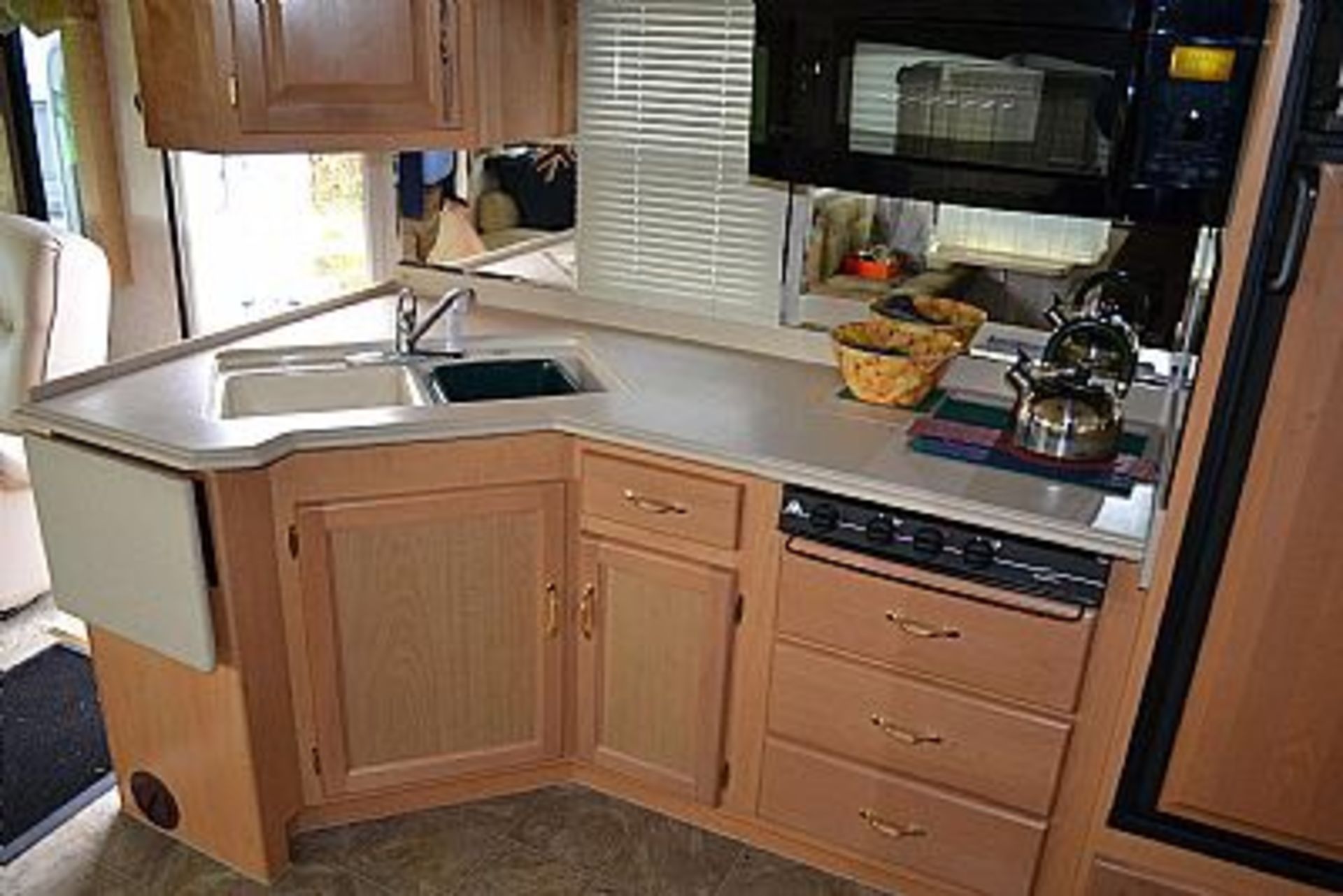 2005 Seabreeze LX Motor Home Registered in 2005 - Mounted on work horse W/22 chassis 33' 11"" - Image 7 of 8