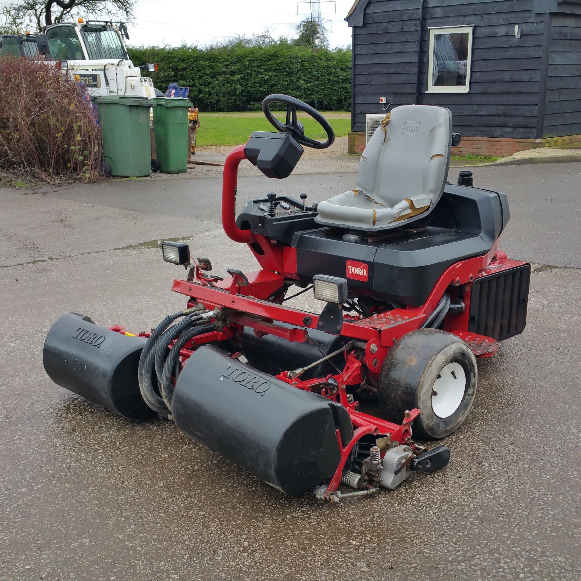 Toro Reelmaster 3200 mower   Triple cylinders   Hydrostatic drive   2 wheel drive   Collection