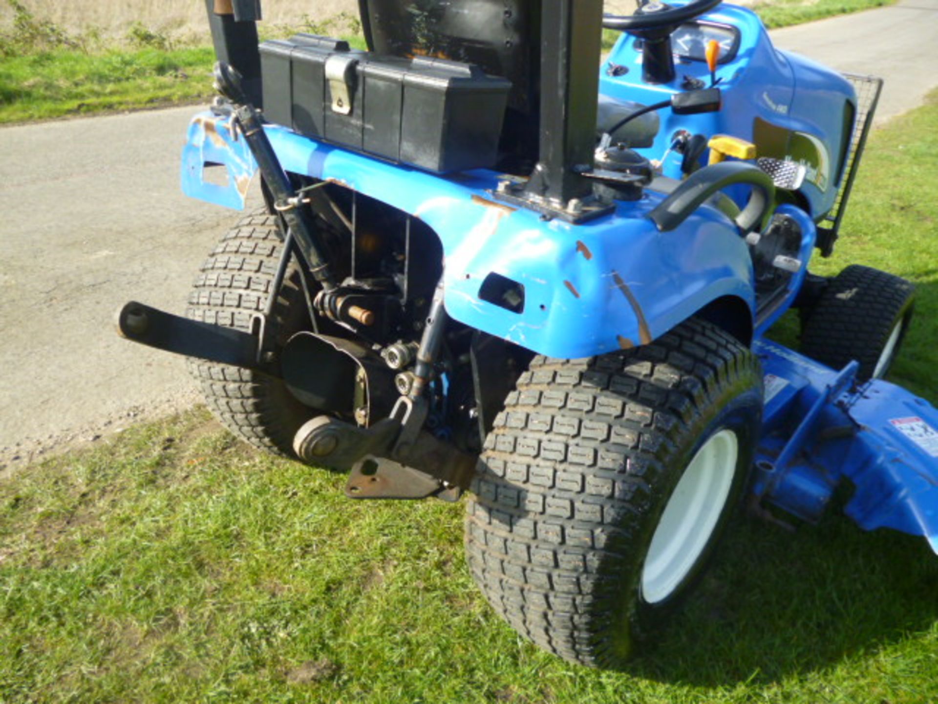 NEW HOLLAND TC25D TRACTOR SUB WITH LINKAGE - Image 4 of 6