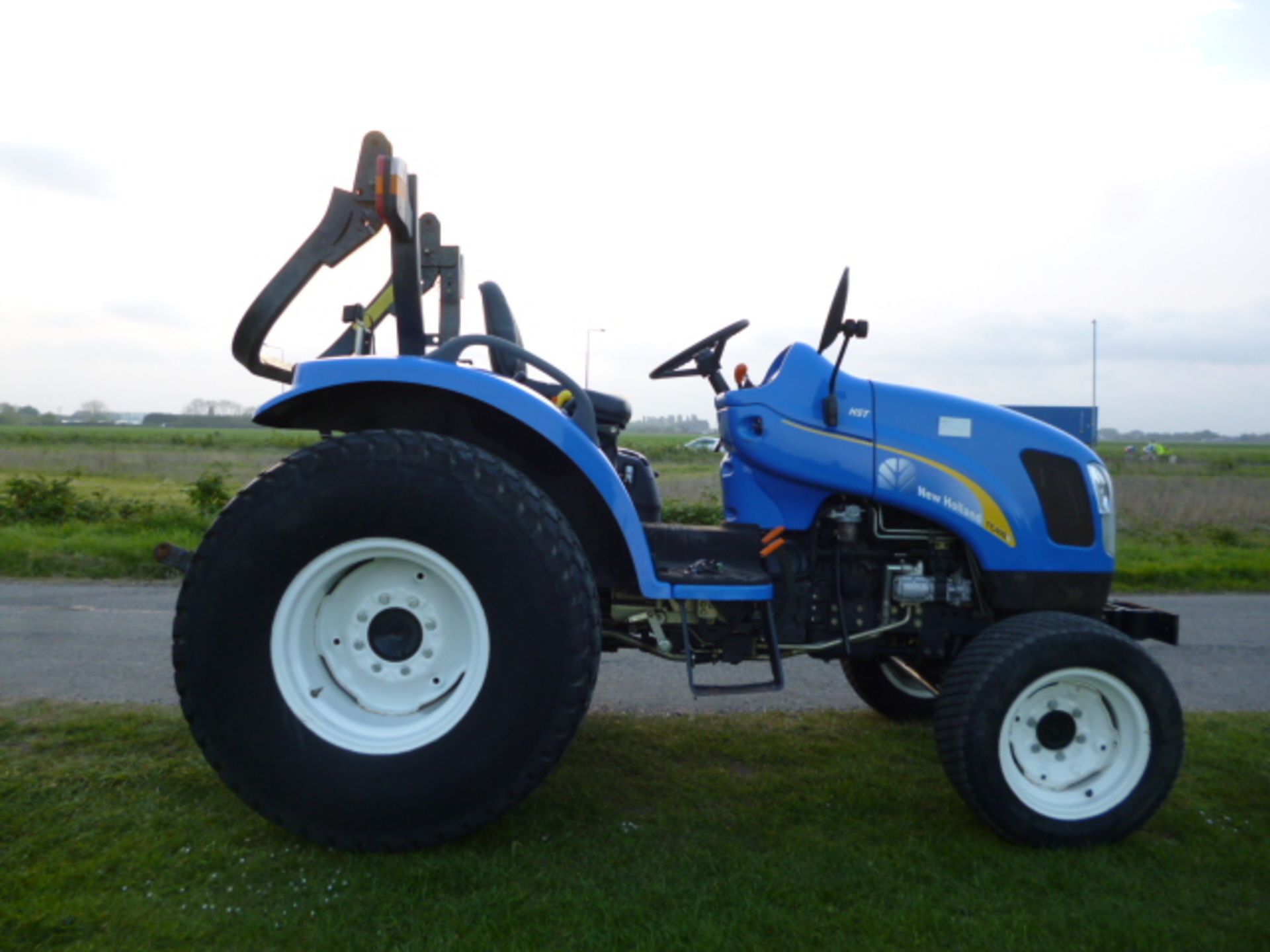 NEW HOLLAND TC40DA COMPACT TRACTOR - Image 4 of 6