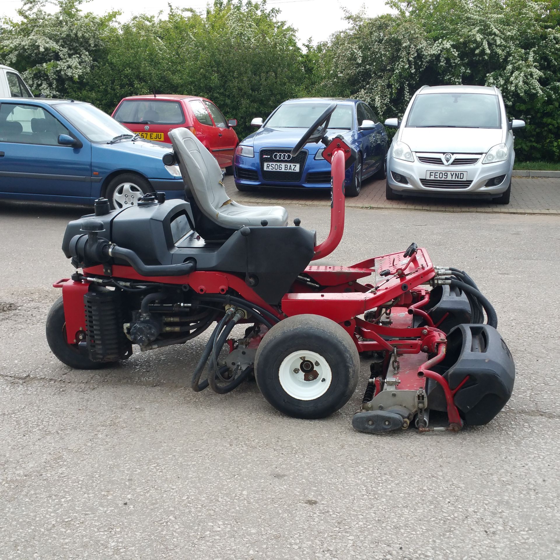 Toro 3250-D mower   Triple cylinder   3 cylinder diesel   hydrostatic drive   Hydraulic lift   Hours - Image 2 of 5