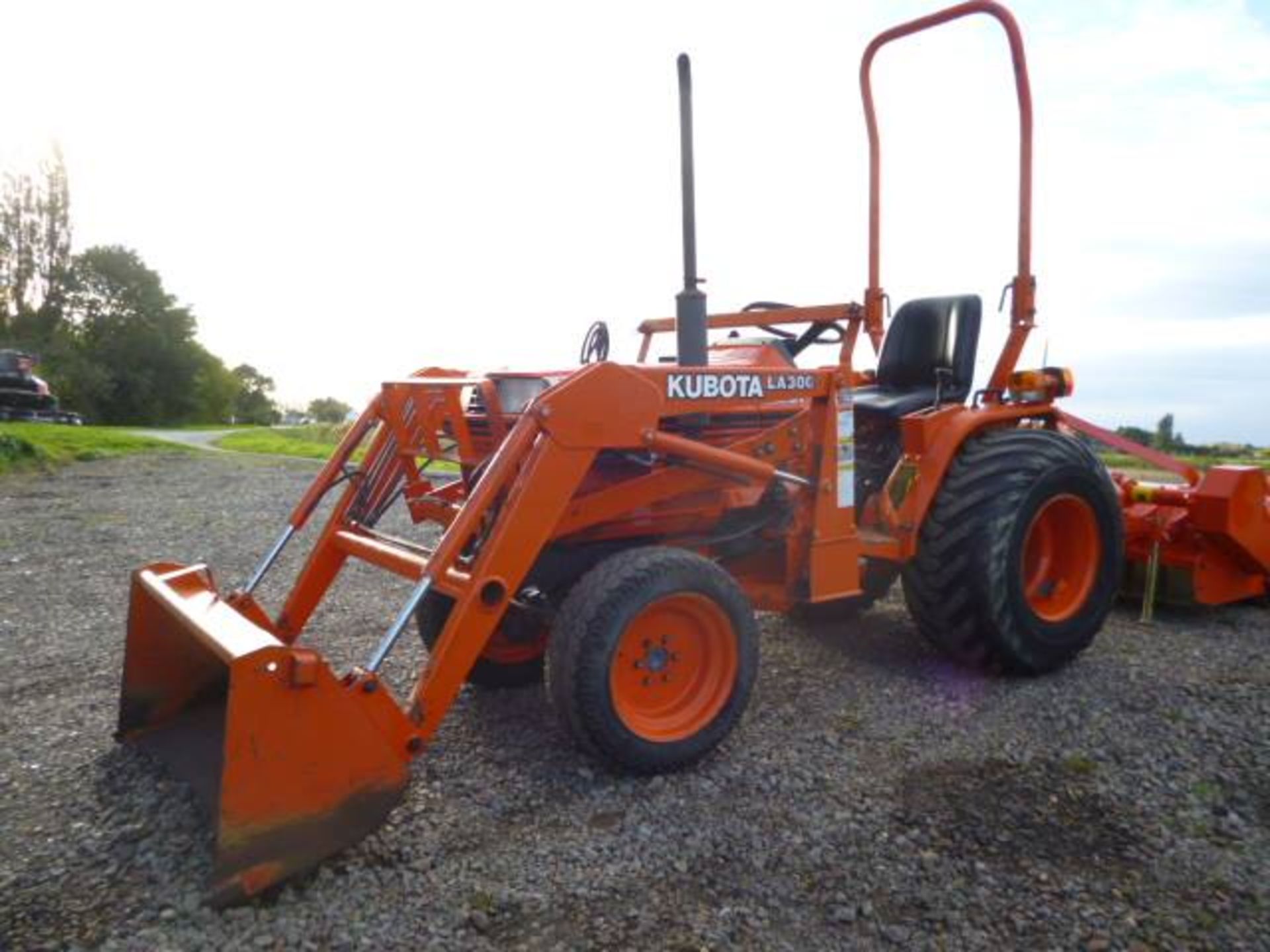 KUBOTA B1750 COMPACT TRACTOR WITH LOADER - Image 4 of 6