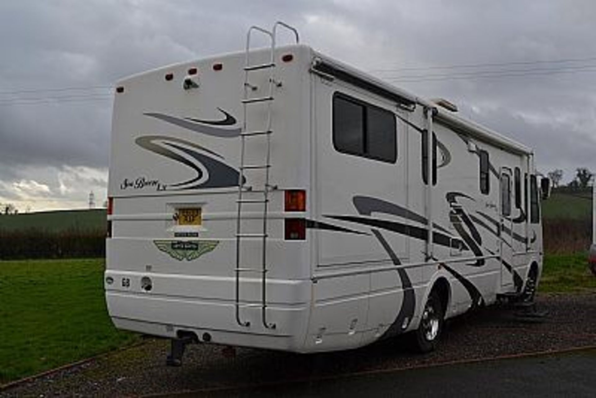 2005 Seabreeze LX Motor Home Registered in 2005 - Mounted on work horse W/22 chassis 33' 11"" - Image 2 of 8