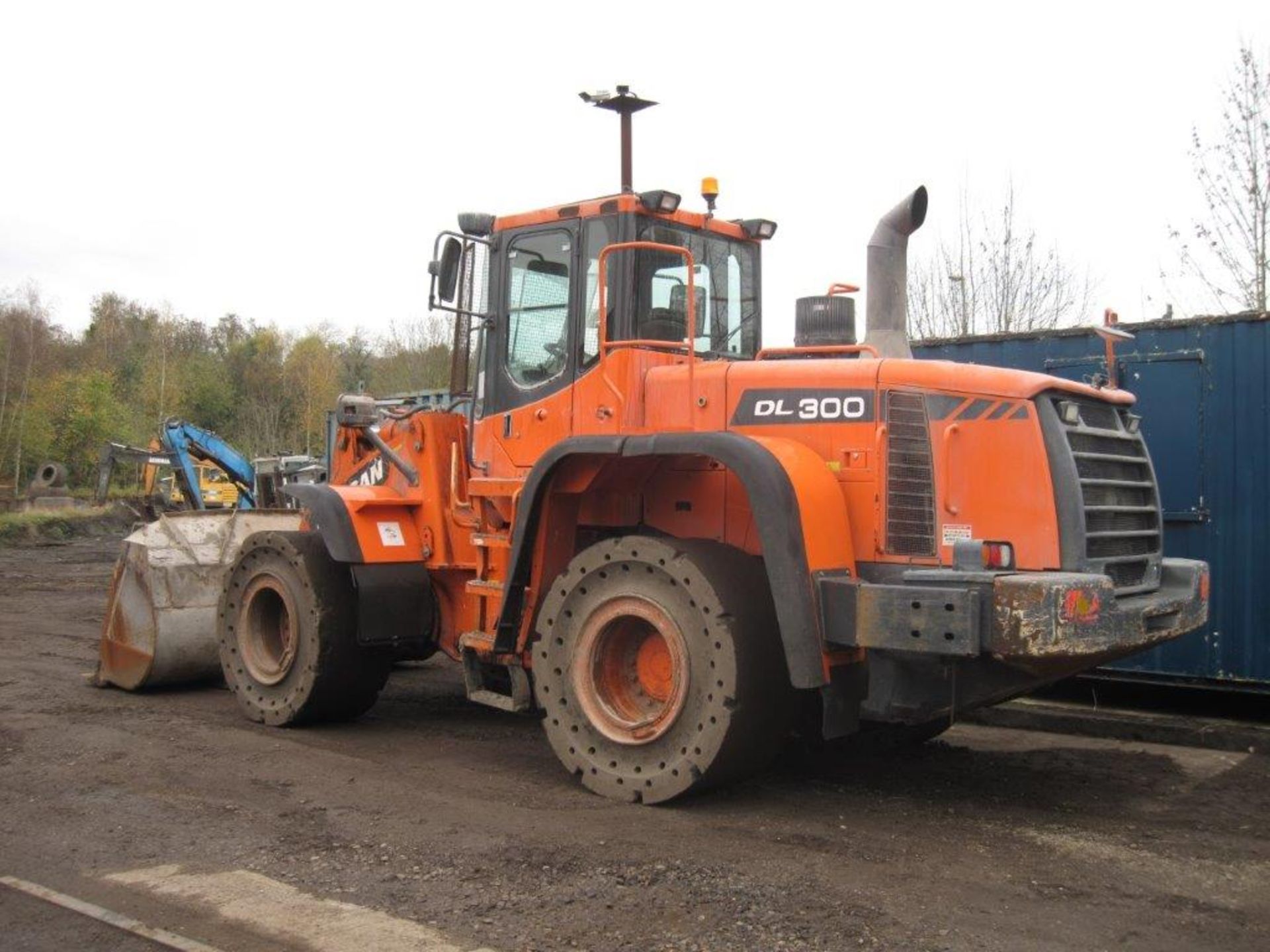 Doosan DL300 Loading Shovel 2012, very good condition and well maintained and fitted with solid - Image 2 of 2