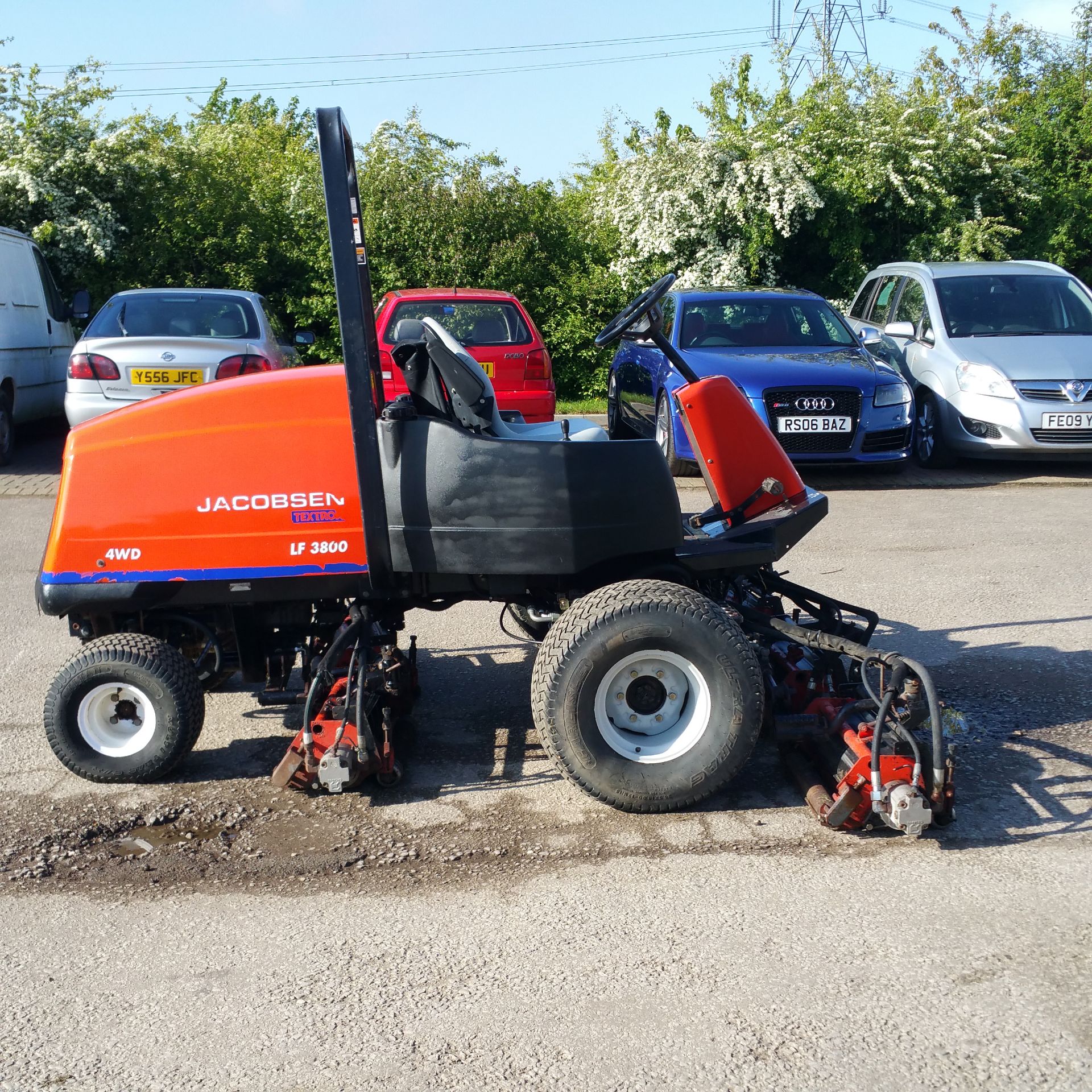 Jacobsen Lf3800 mower   5 cutting cylinders   Hydraulic lift   Hydrostatic drive   4 wheel drive