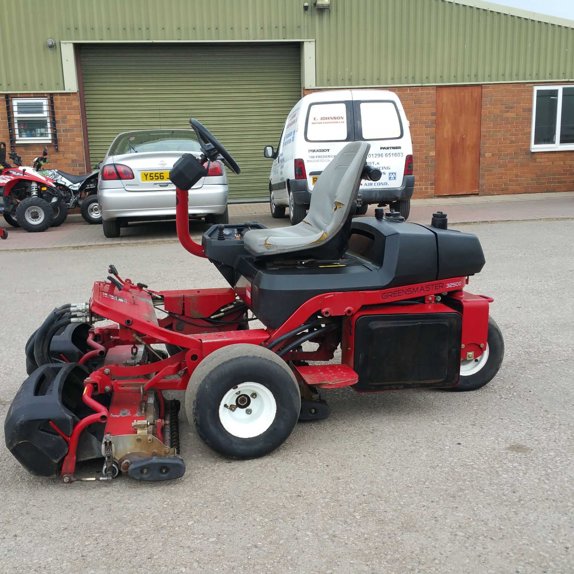 Toro 3250-D mower   Triple cylinder   3 cylinder diesel   hydrostatic drive   Hydraulic lift   Hours - Image 5 of 5