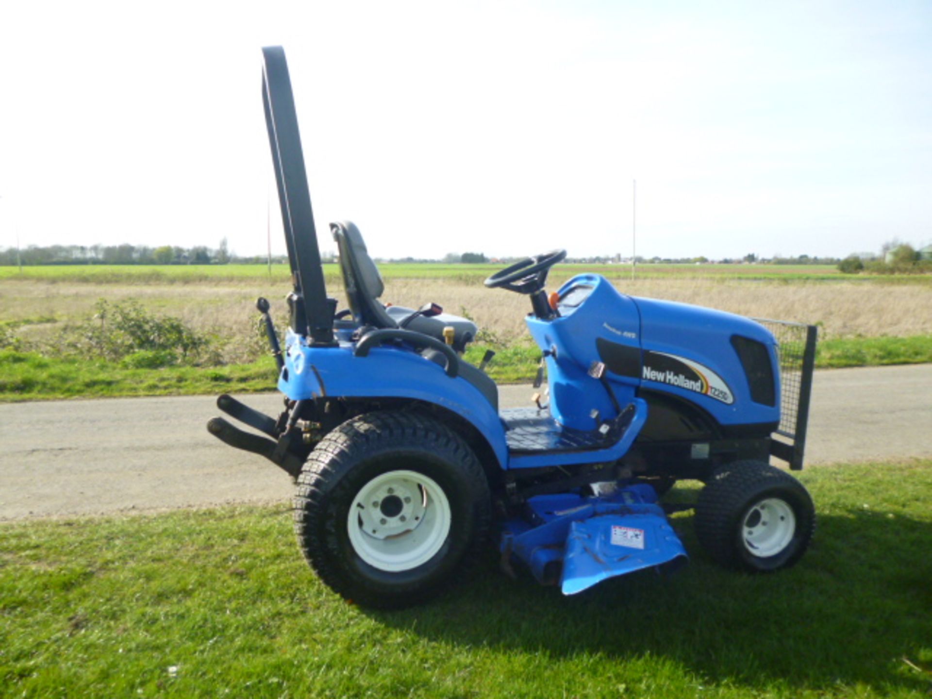 NEW HOLLAND TC25D TRACTOR SUB WITH LINKAGE - Image 5 of 6