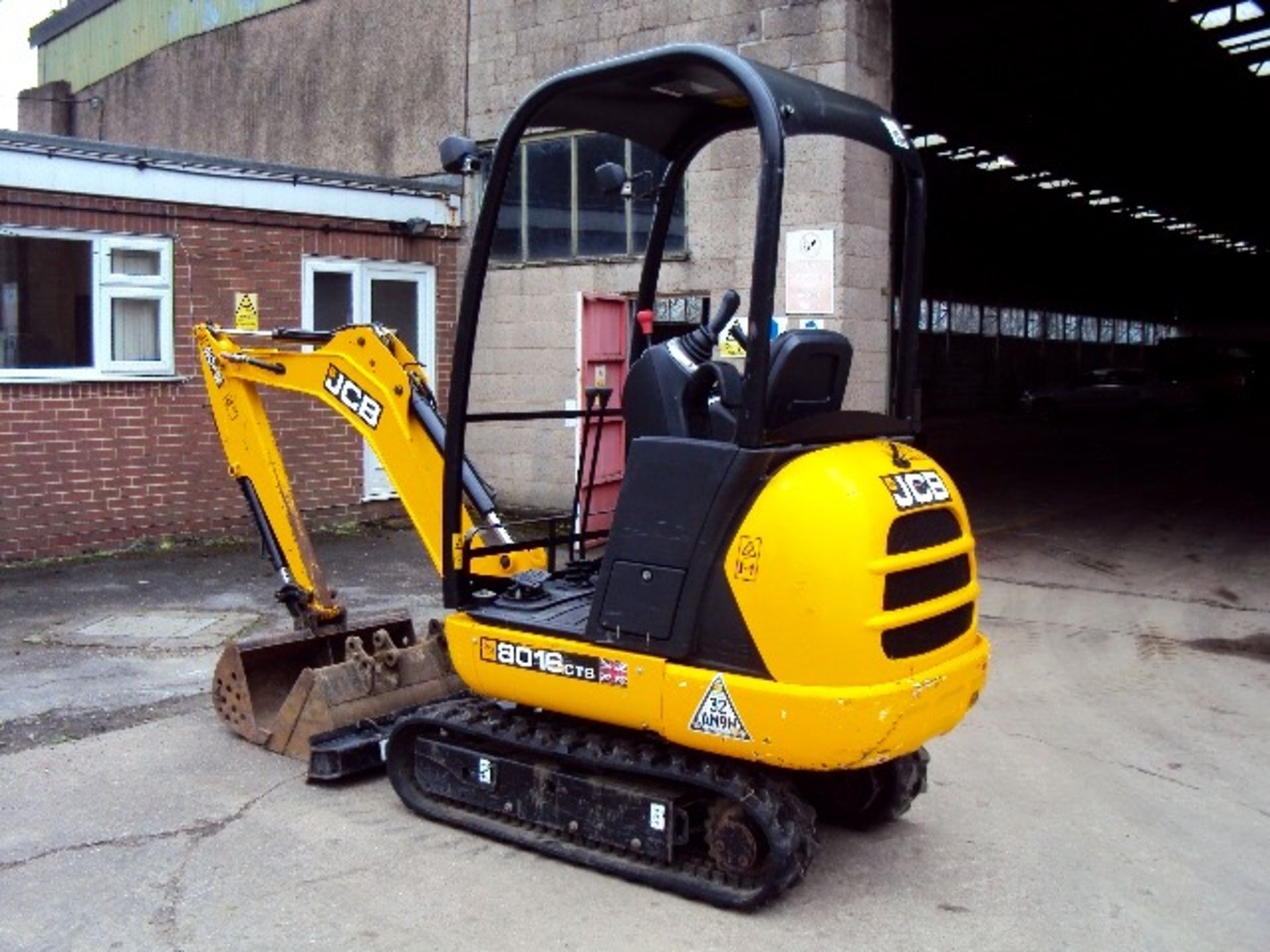 2015 JCB 8016 mini digger.   570 hours   3 buckets   Complete with twin axle Indespension plant - Image 3 of 5