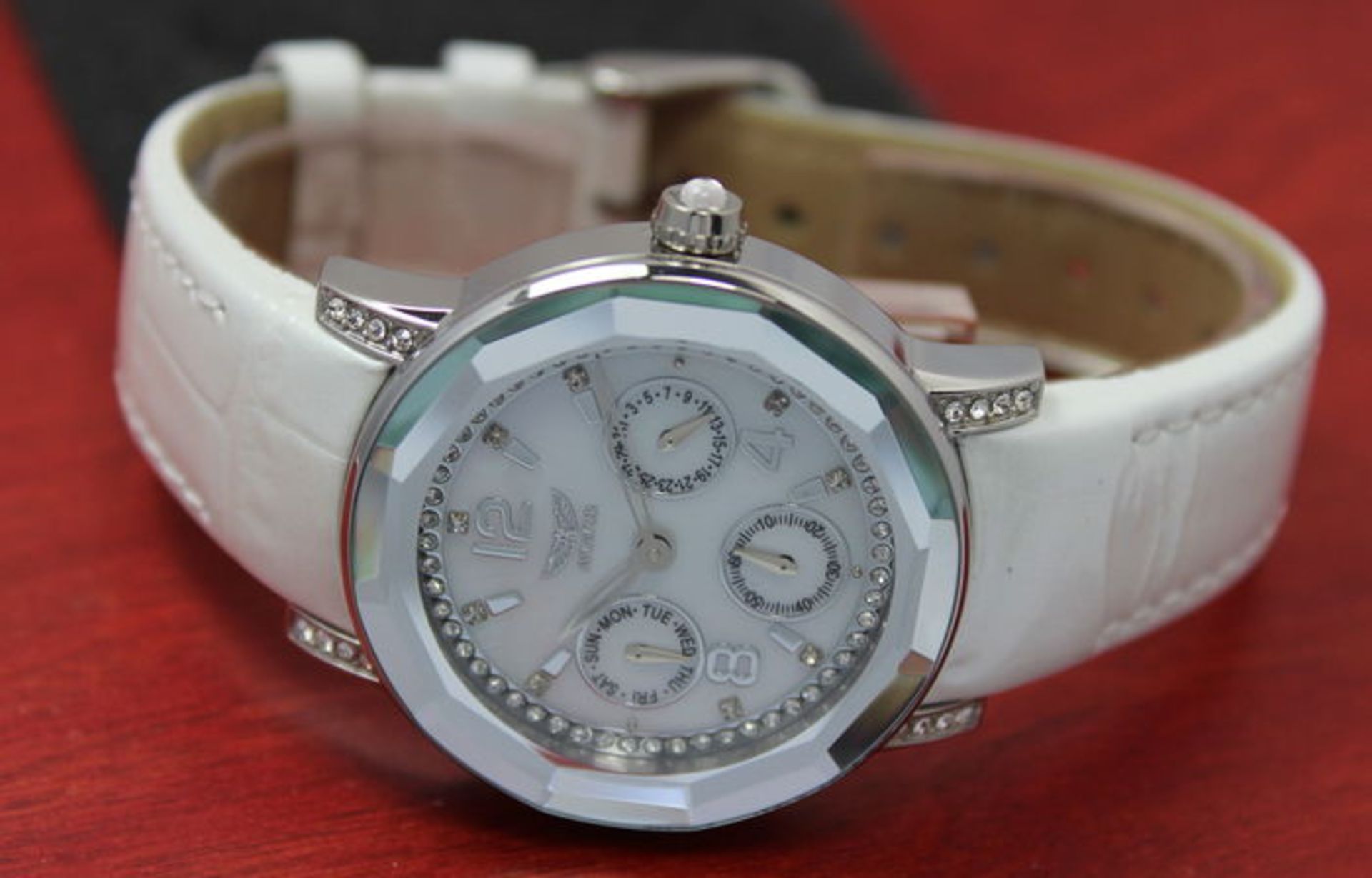 Quartz Ð stainless steel case Ð white leather strap Ladies Aviator wristwatch the features of this