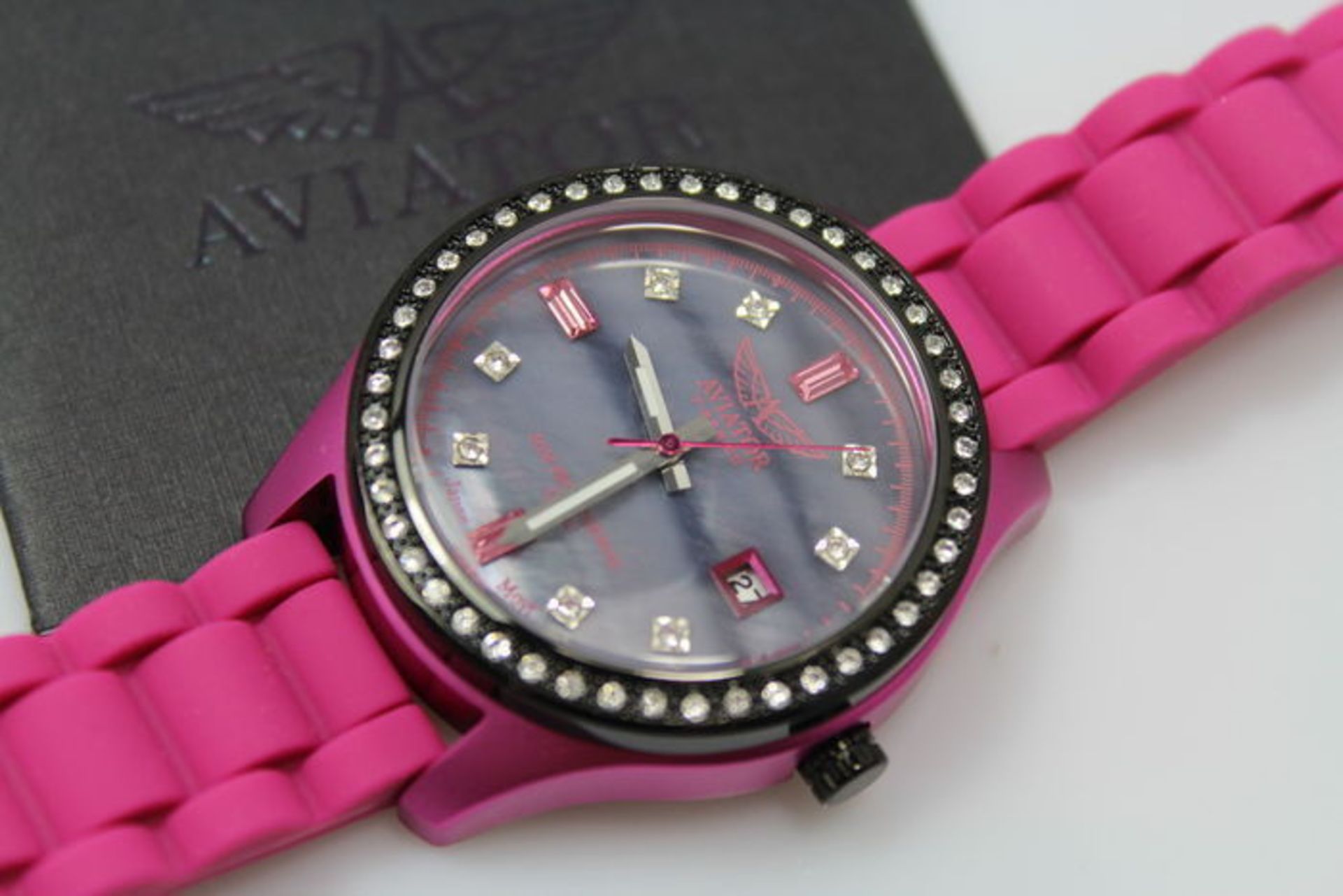 Quartz Ð stainless steel case Ð interchangeable straps Ladies Aviator wristwatch the features of