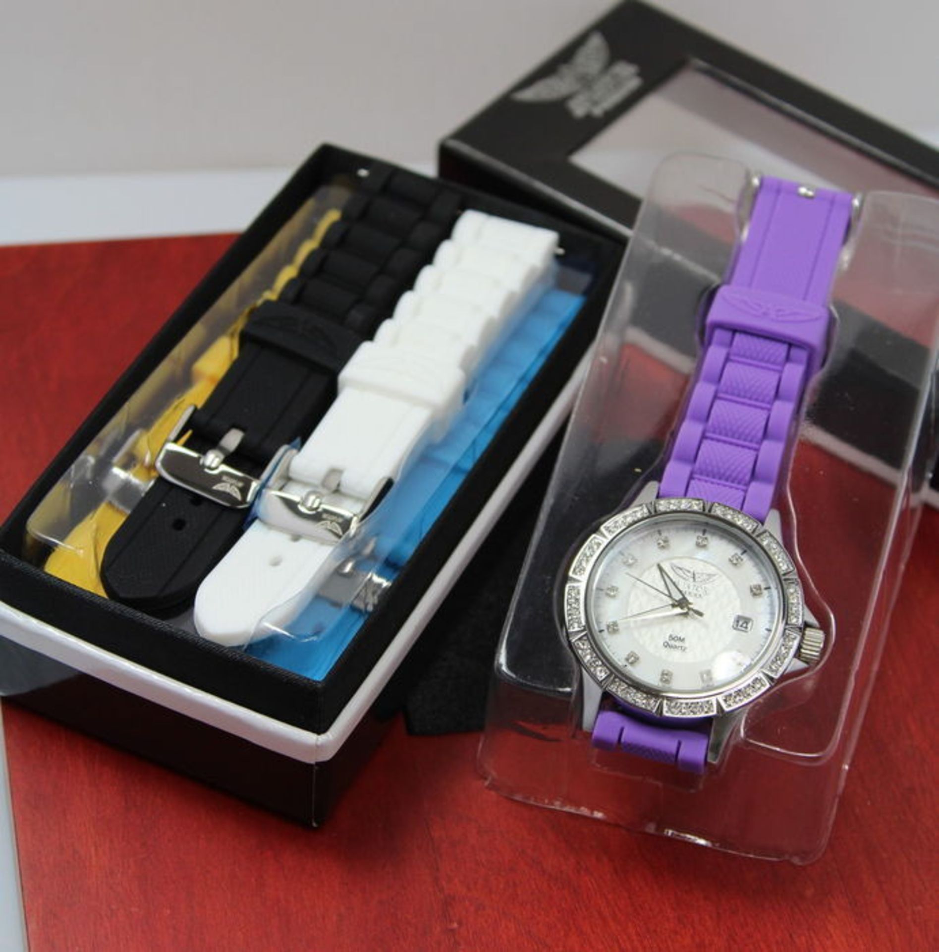 Quartz Ð stainless steel case Ð 5 x interchangeable straps ladies' Aviator wristwatch This aviator