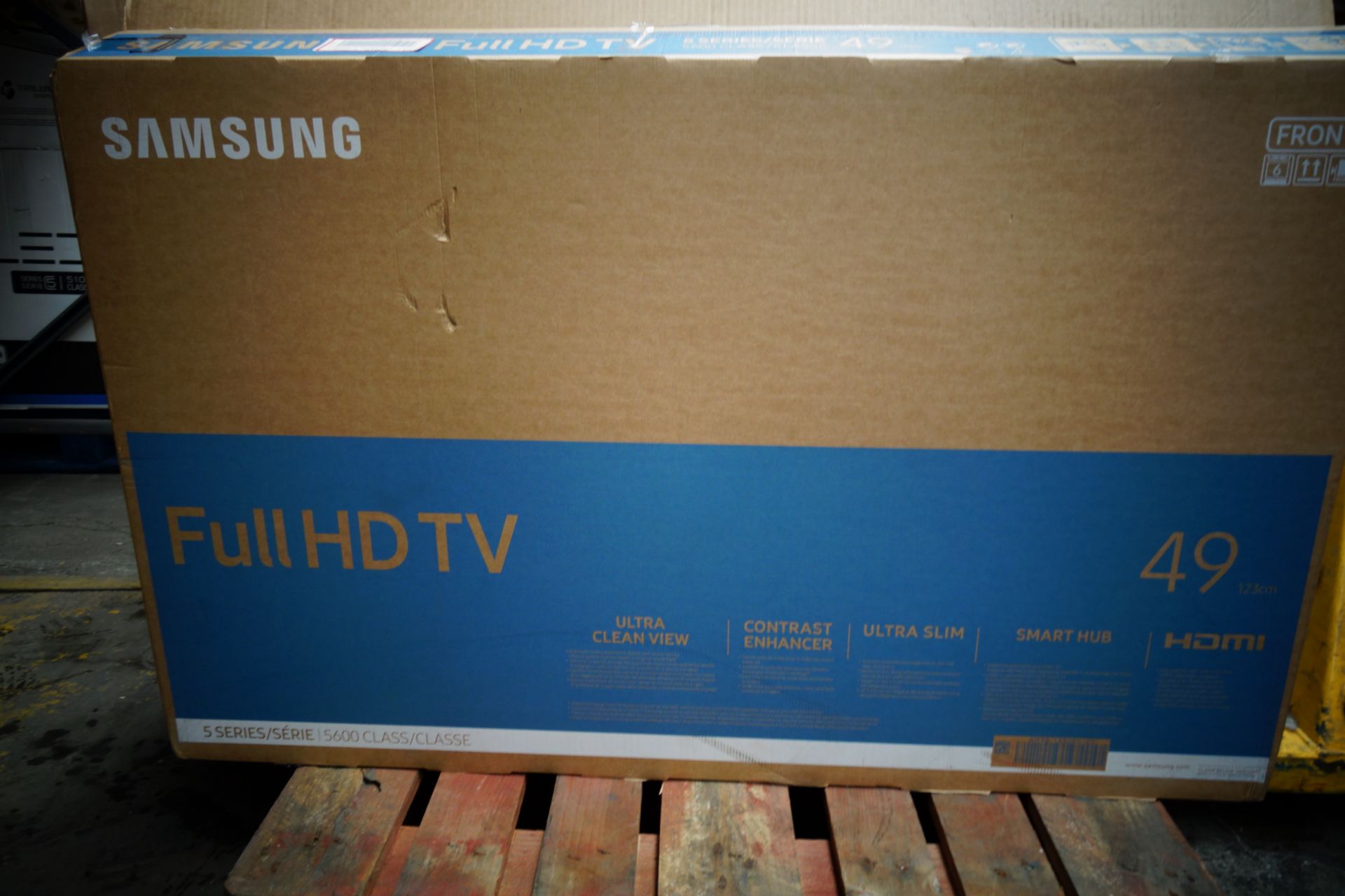 (T47) Samsung UE49K5500 49 Inch Full HD Smart LED TV. The slim Samsung UE49K5500 49'' Full HD