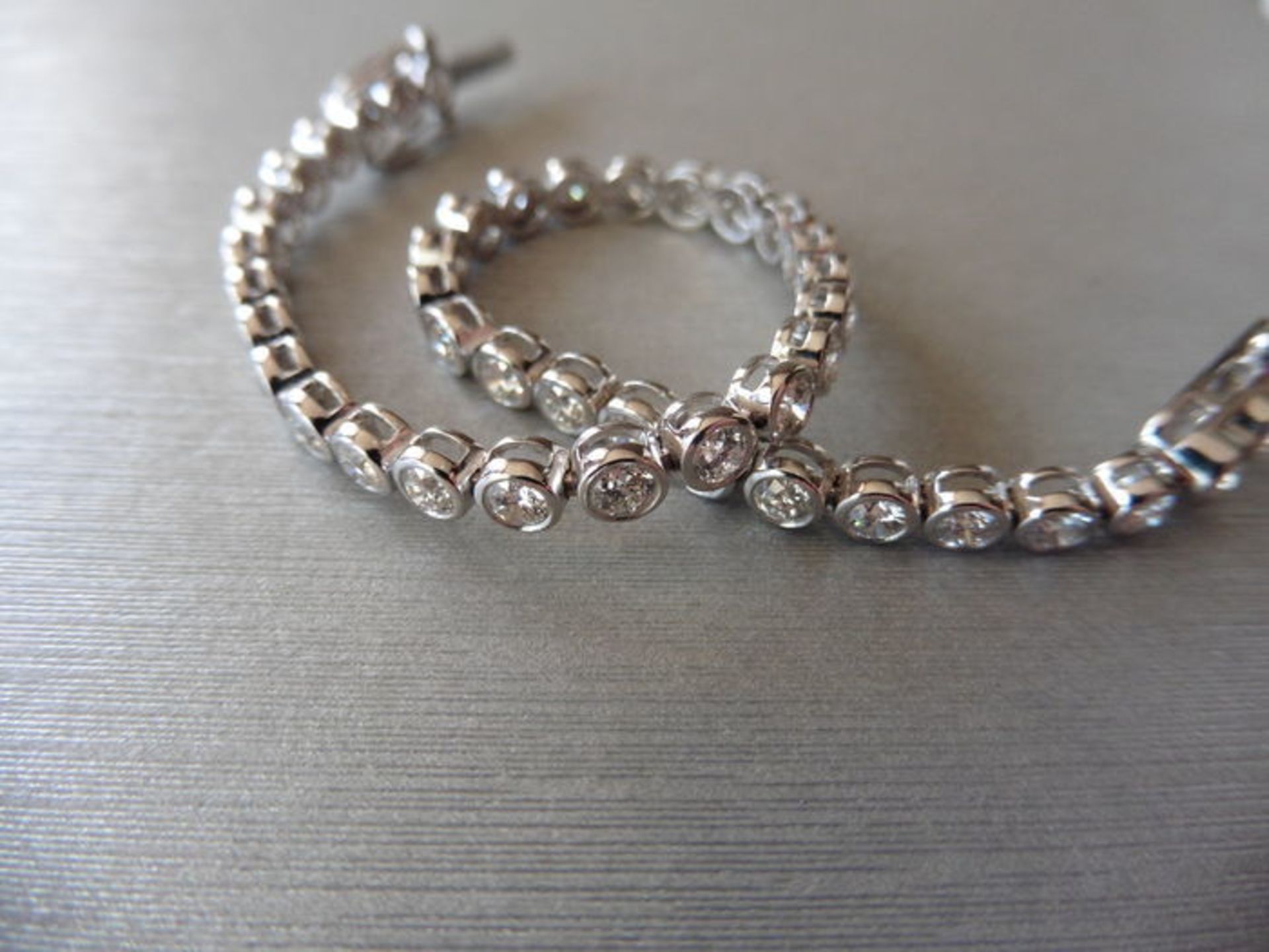 5.60ct diamond tennis bracelet set with brilliant cut diamonds, I colour, si2 clarity. Rub over - Image 2 of 4