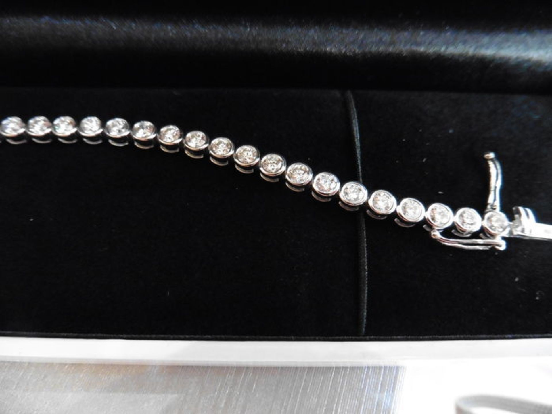 5.60ct diamond tennis bracelet set with brilliant cut diamonds, I colour, si2 clarity. Rub over - Image 4 of 4