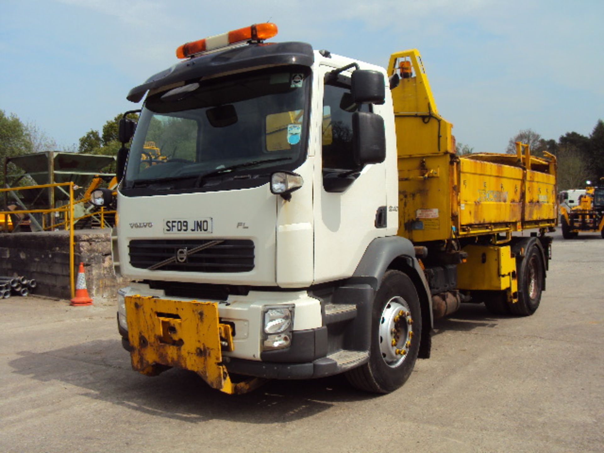 2009 Volvo FLH 240 Tipper - Image 2 of 9