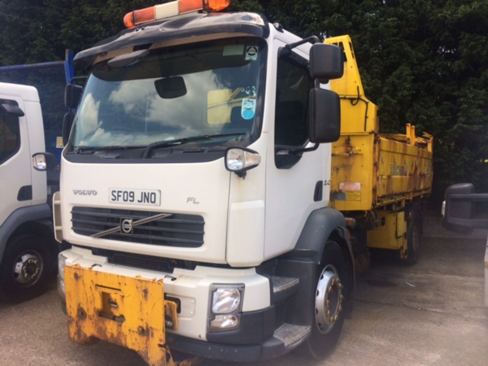 2009 Volvo FLH 240 Tipper - Image 6 of 9