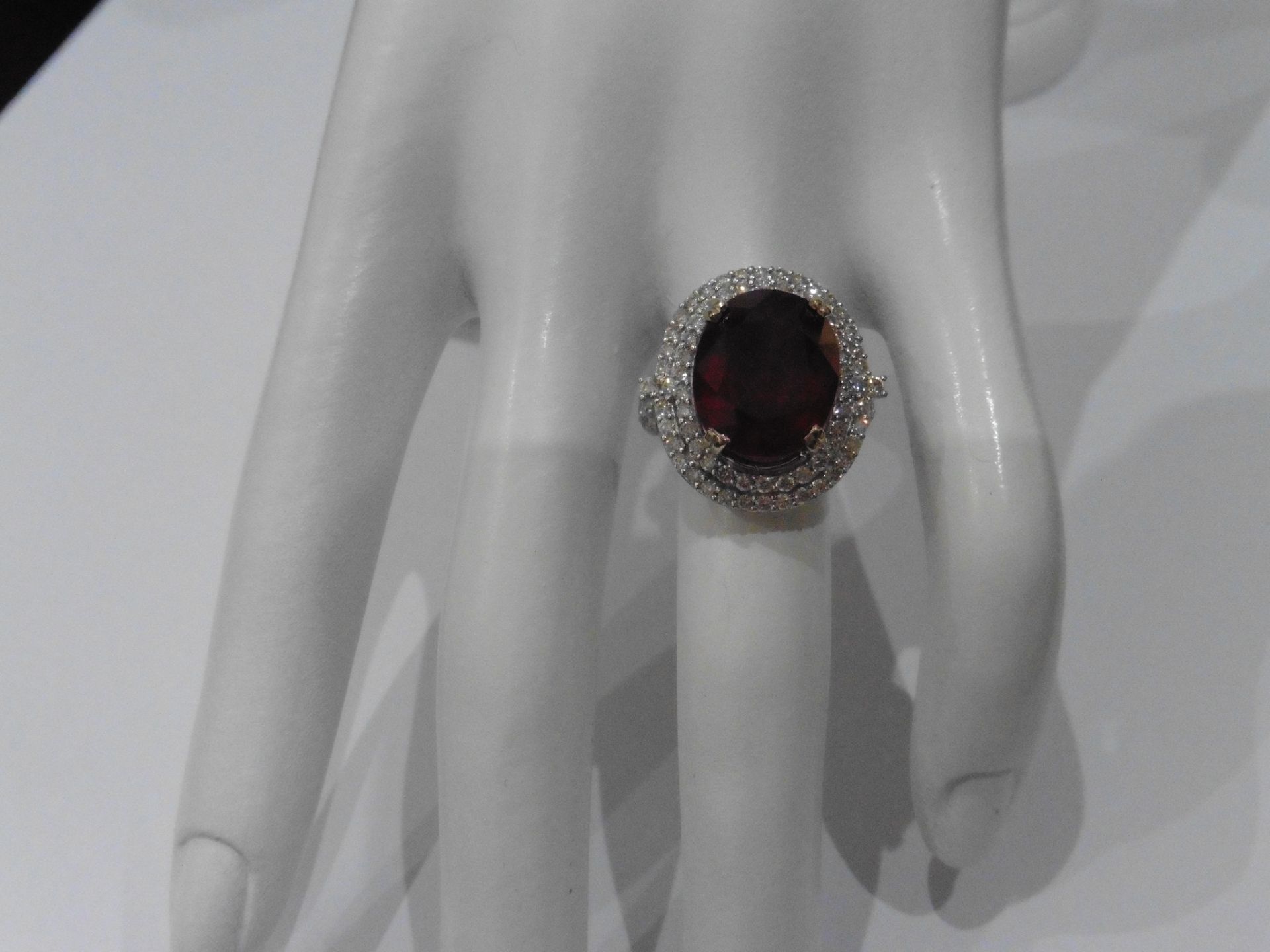 12.30ct Ruby and diamond fancy dress ring. Oval cut ruby ( treated ) set in a four claw setting - Bild 5 aus 5