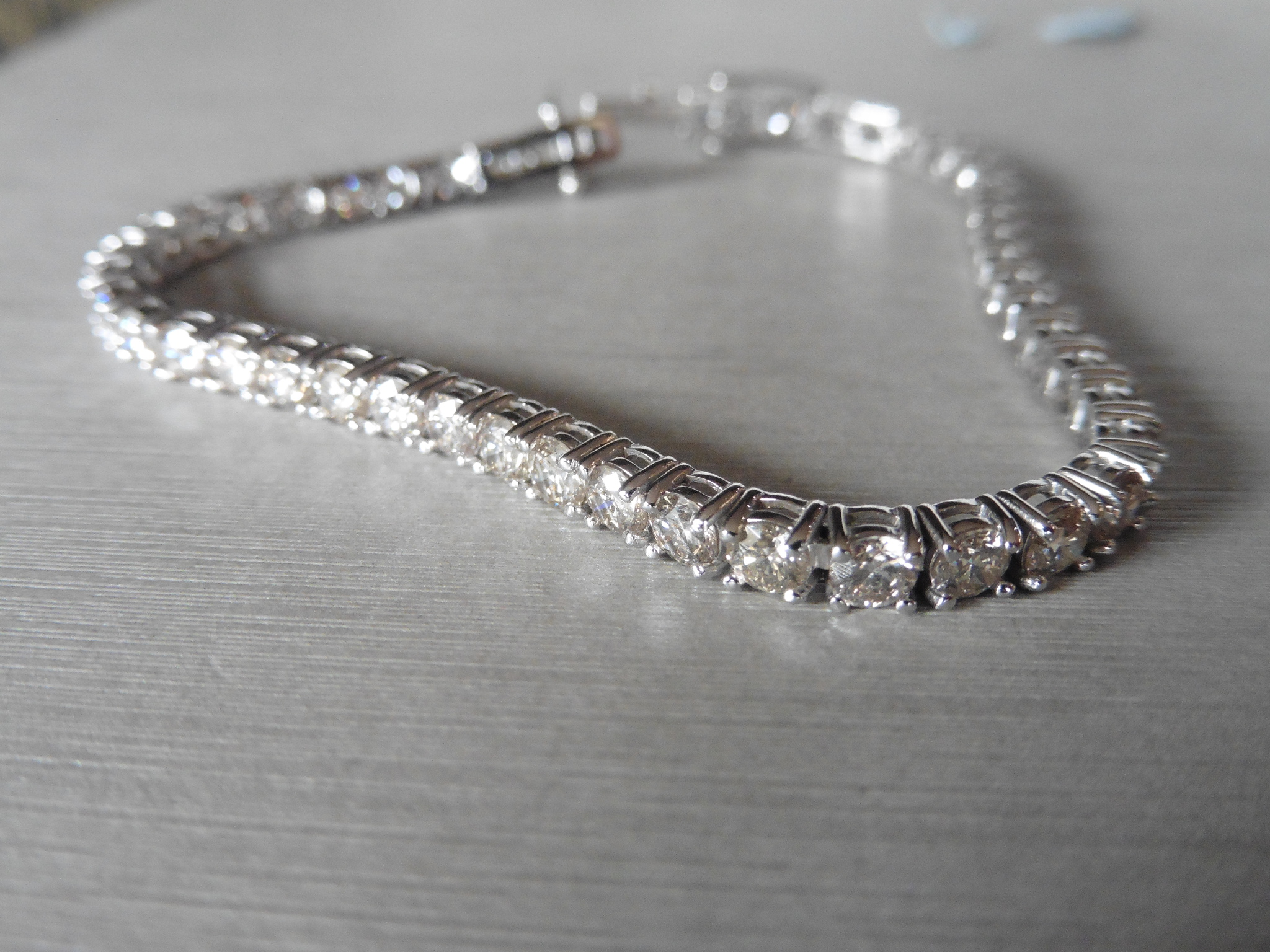 8.00ct Diamond tennis bracelet set with brilliant cut diamonds of I/J colour, si2 clarity. All set