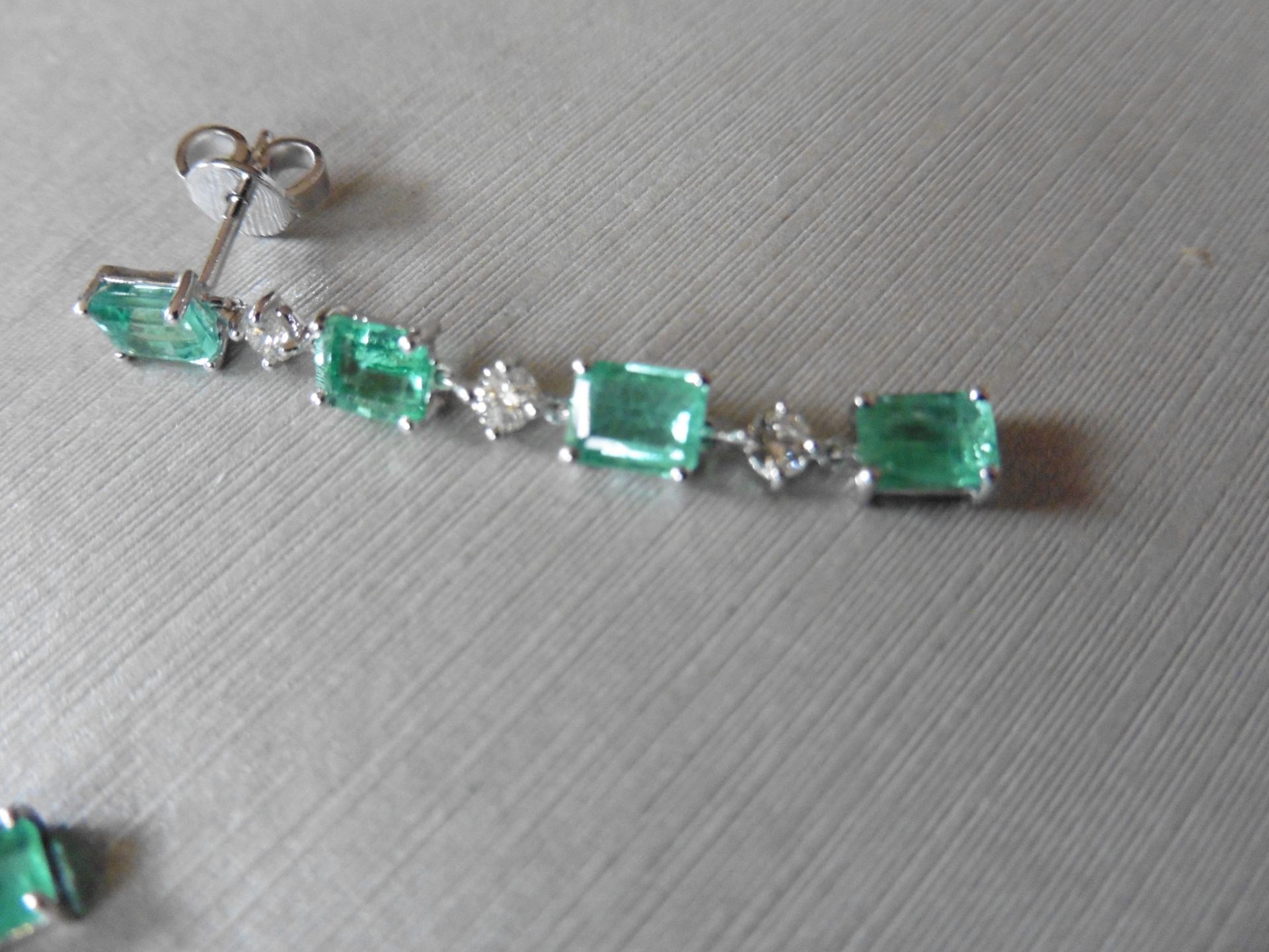 3ct emerald and diamond drop earrings. Each set with 4 emerald cut emeralds and 3 brilliant cut - Bild 3 aus 5