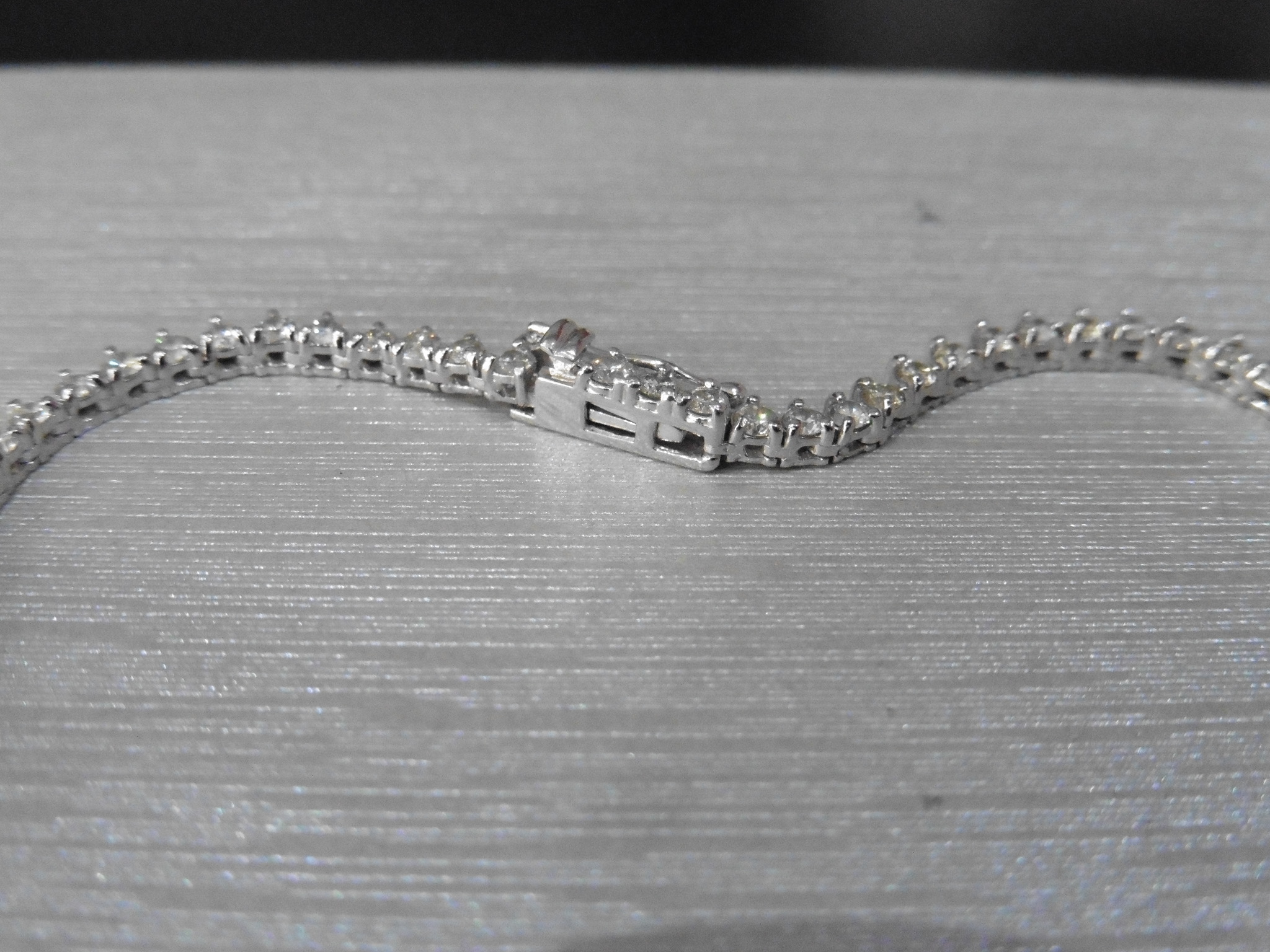 11.75ct Diamond tennis style necklace. 3 claw setting. Graduated diamonds, I colour, Si2 clarity - Image 3 of 3
