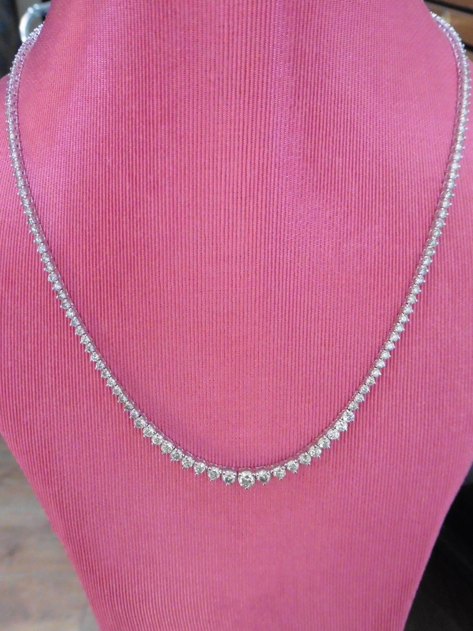 11.75ct Diamond tennis style necklace. 3 claw setting. Graduated diamonds, I colour, Si2 clarity