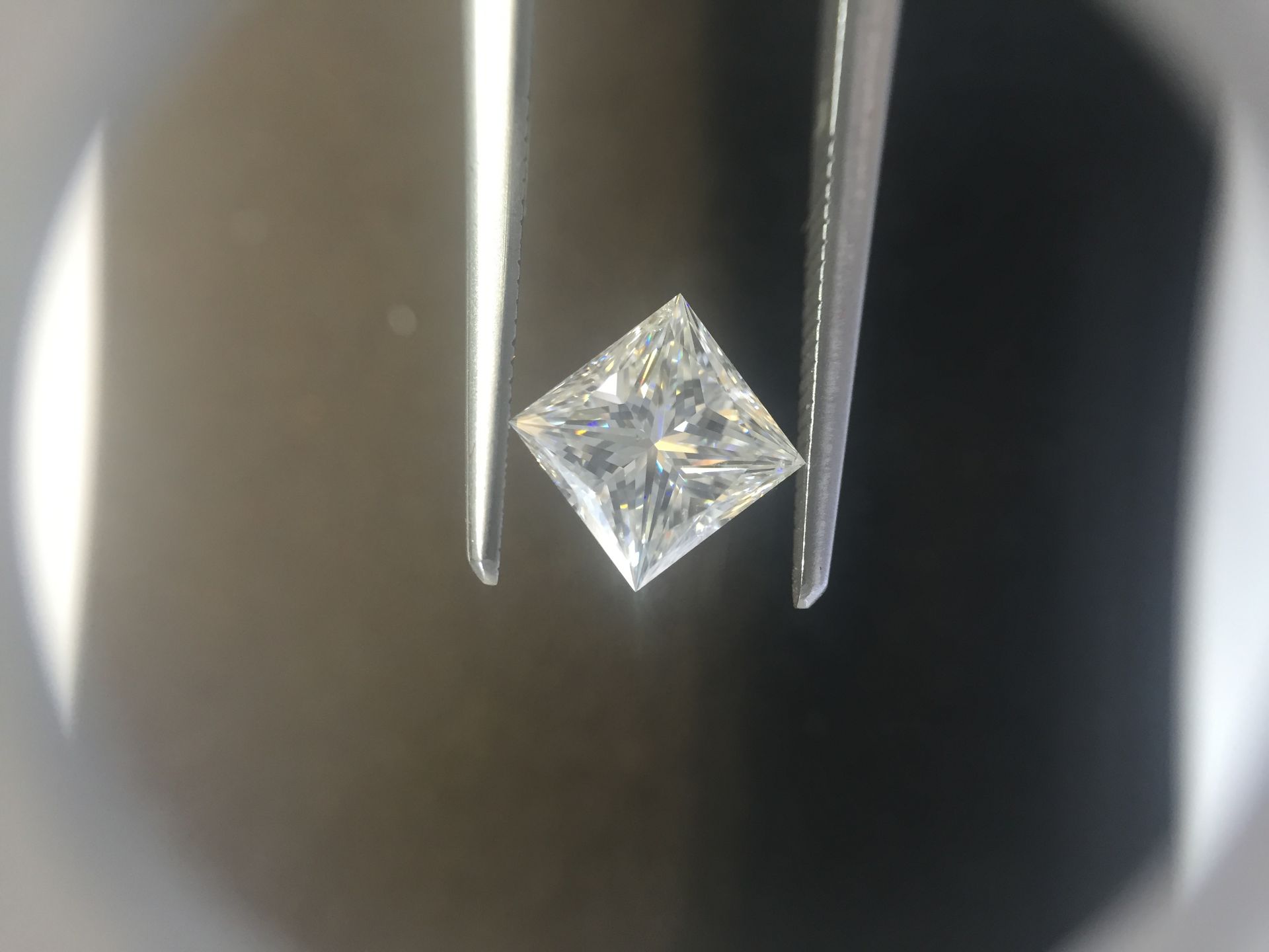 1.00ct princess cut diamond. F colour, Si2 clarity. GIA certification _ 2185079209. 5.54 x 5.47 x