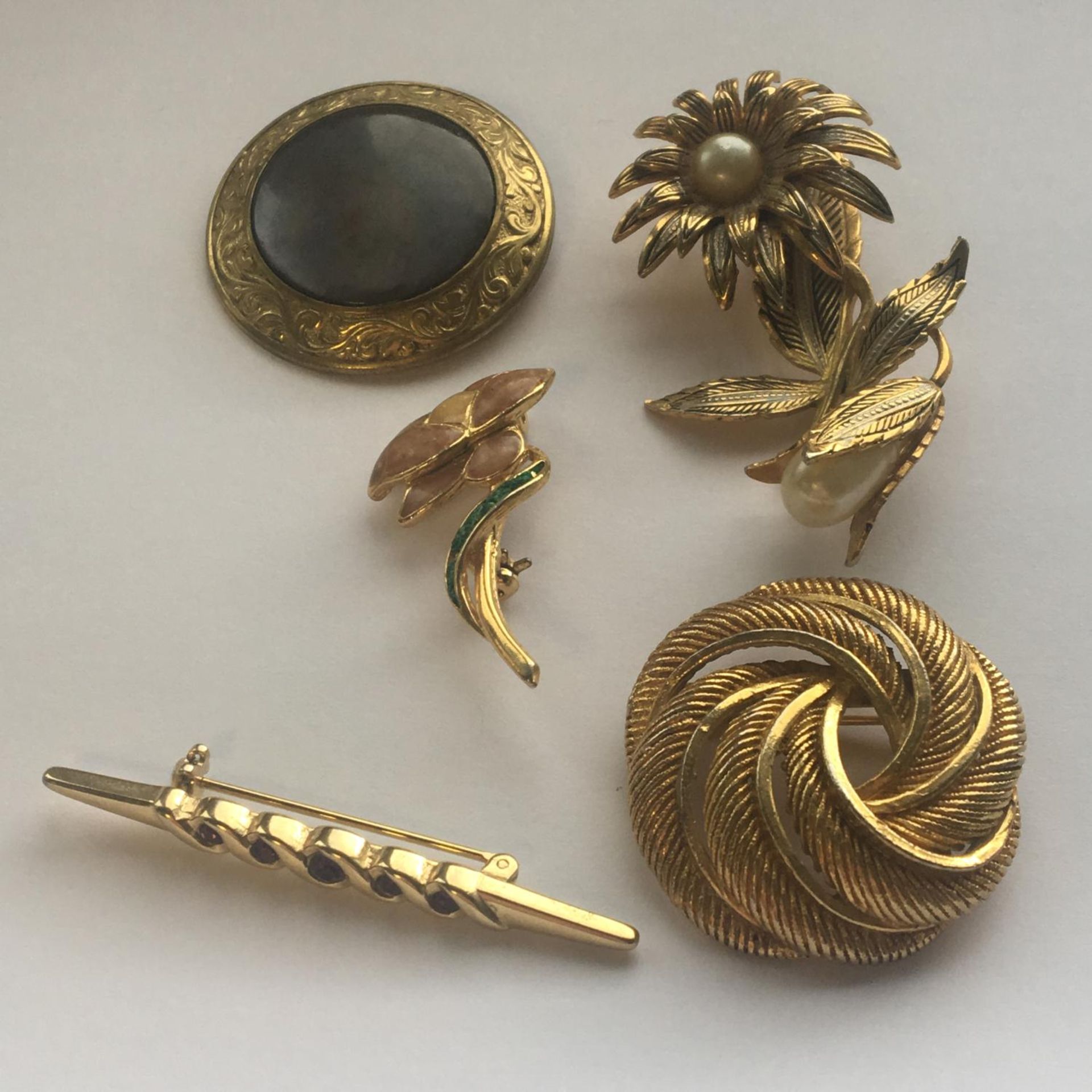 Assorted vintage brooches to include a Damascene brooch stamped Spain. Includes free UK delivery.