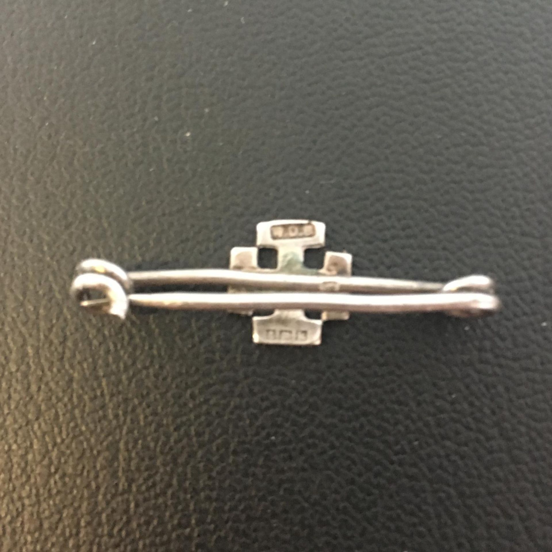 STERLING SILVER CROSS LACE PIN. Fully hallmarked Birmingham 1909 with maker mark WDB. Includes - Image 2 of 2
