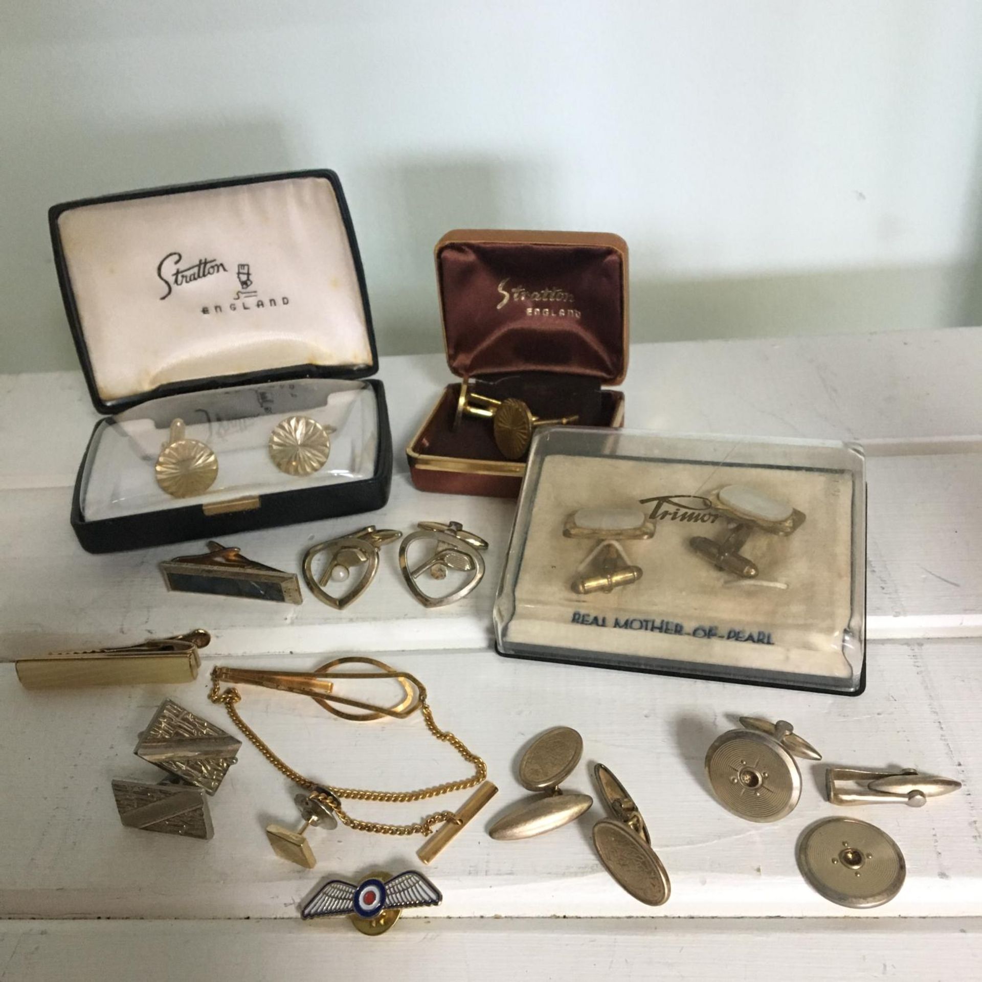 Assorted vintage gents items to include tieclips by Lambournes and Sophos, an enamal RAF wings pin