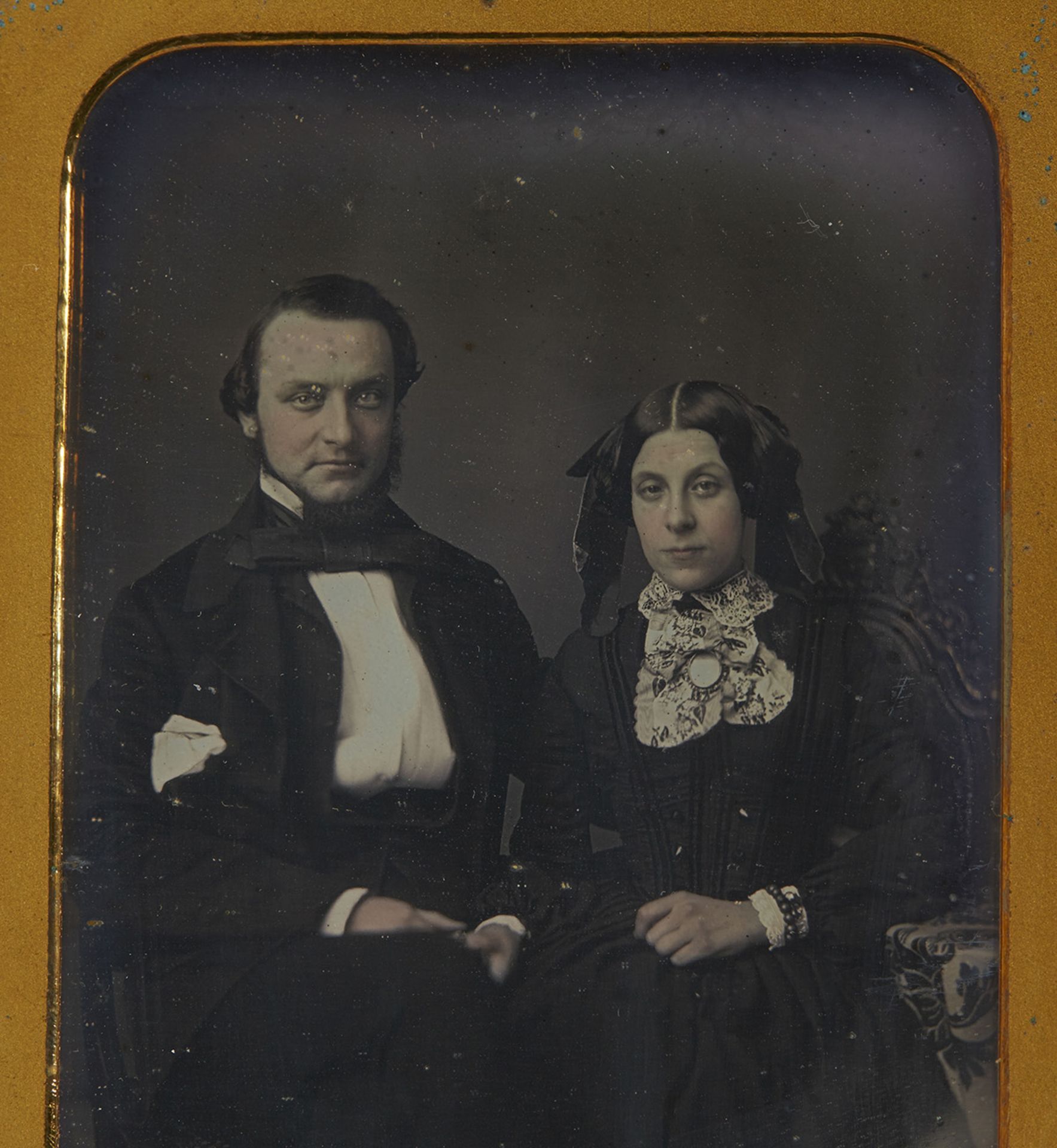 ANTIQUE DAGUERREOTYPE PORTRAIT OF A COUPLE c.1839-1860 - Image 2 of 7