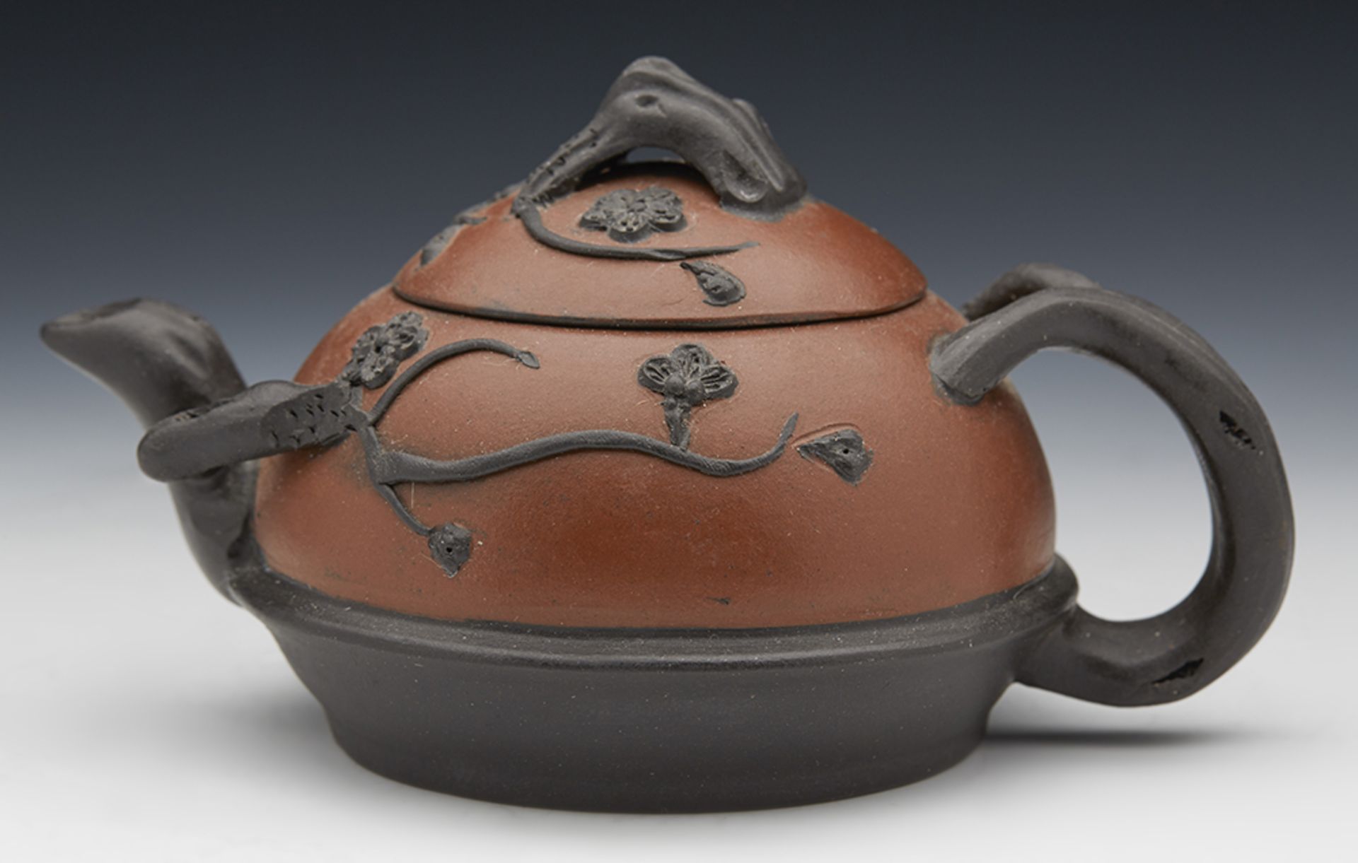 VINTAGE CHINESE YIXING TRAILING TWIG DESIGN DUAL COLOUR TEAPOT 20TH C. - Bild 9 aus 10