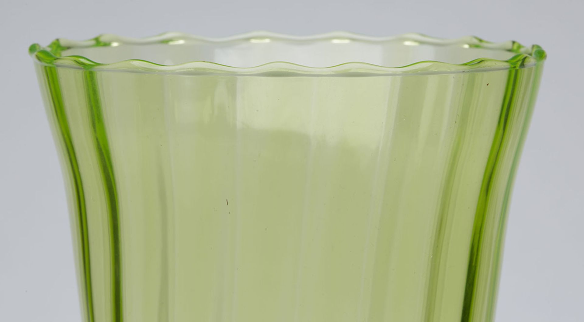 ANTIQUE FLUTED PEDESTAL GREEN GLASS VASE 19/20TH C. - Image 3 of 7