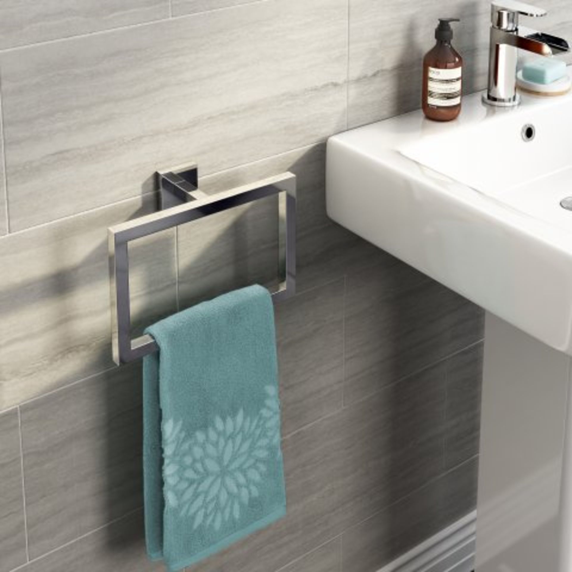 (I31) Jesmond Towel Ring Paying attention to detail can massively uplift your bathroom d?cor. Our - Image 3 of 4