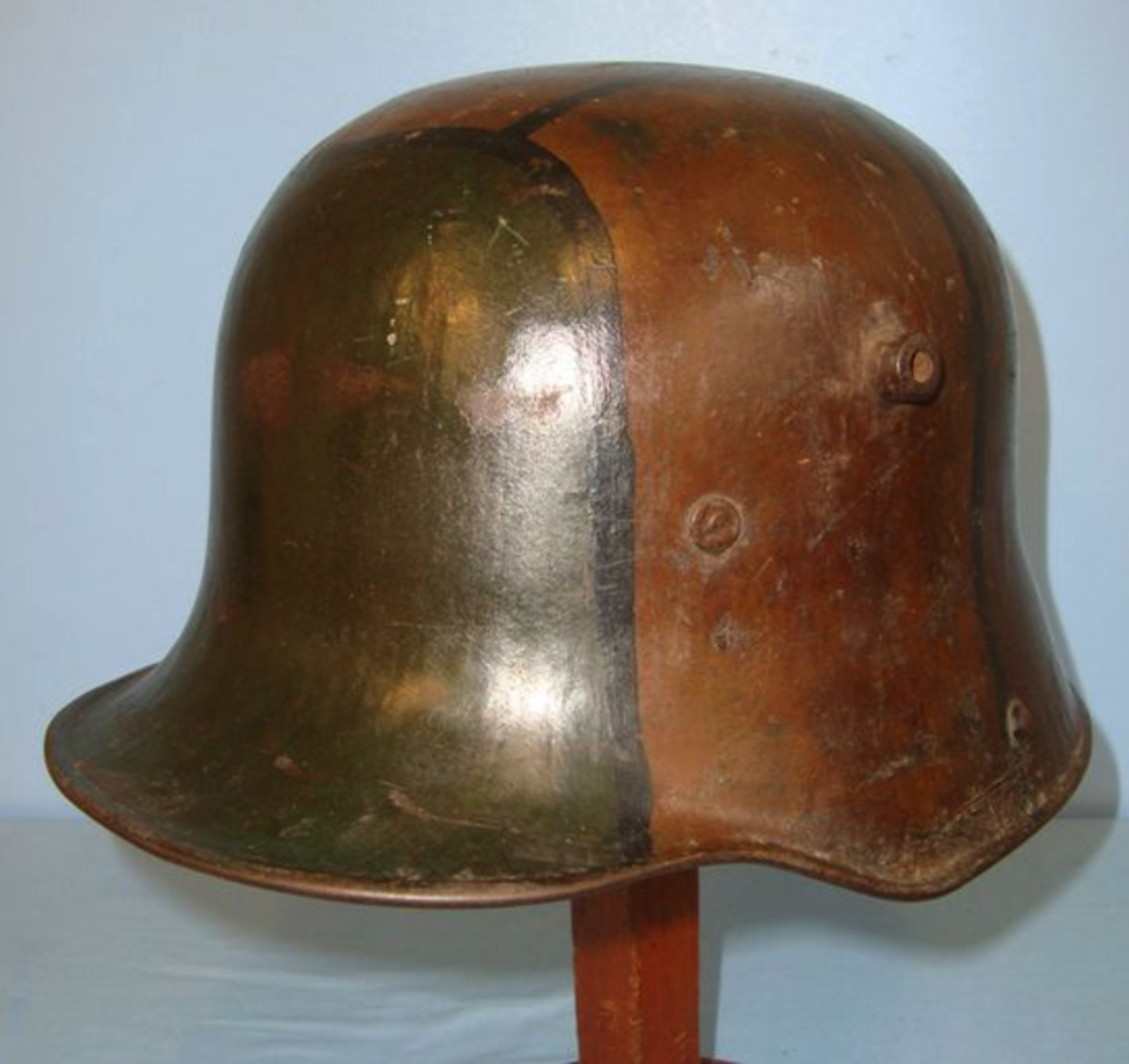 Rare, WW1 German M16 Combat Helmet With Original Sectional Camouflage Paint & Padded Liner. - Image 2 of 3
