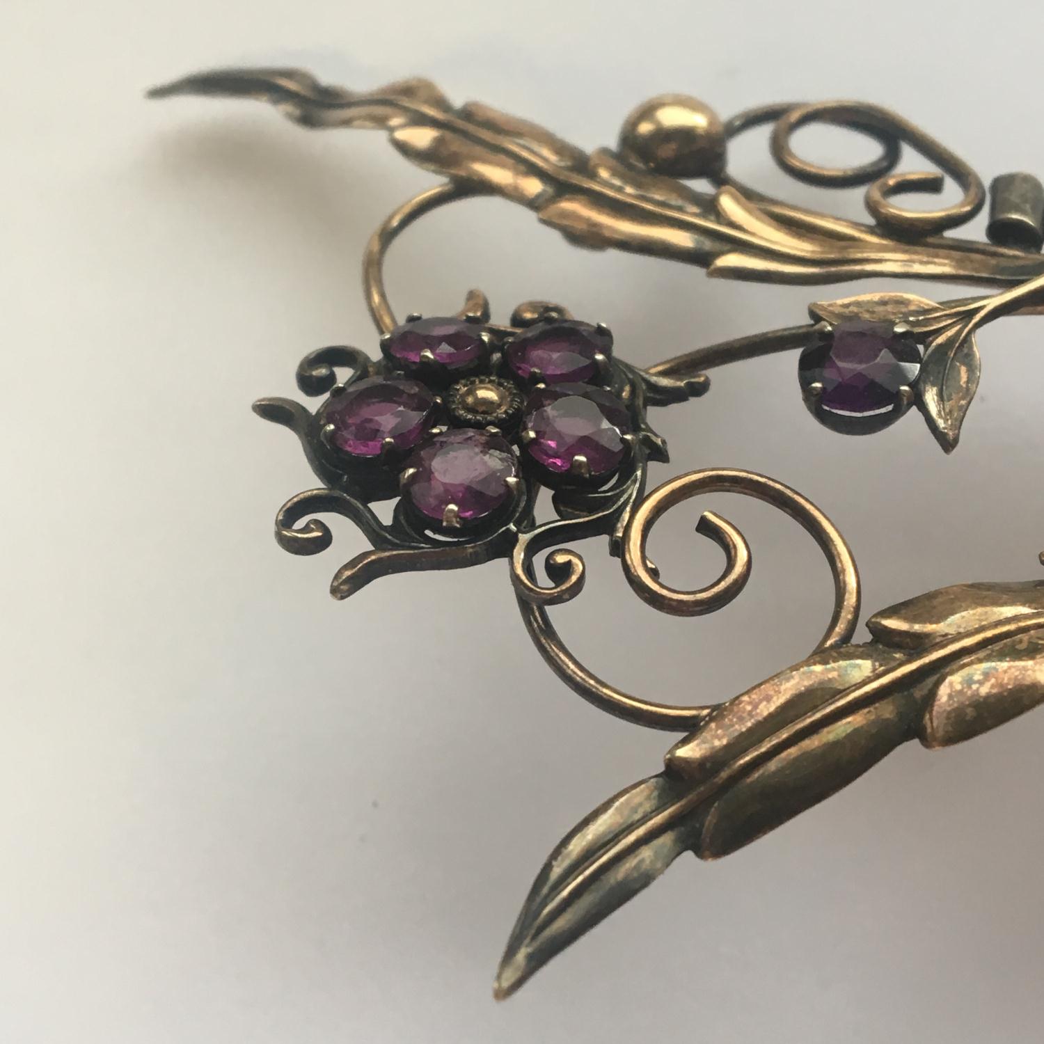 Large vintage brooch set with purple stones. Measures 10cm across. Includes free UK delivery. - Image 3 of 3