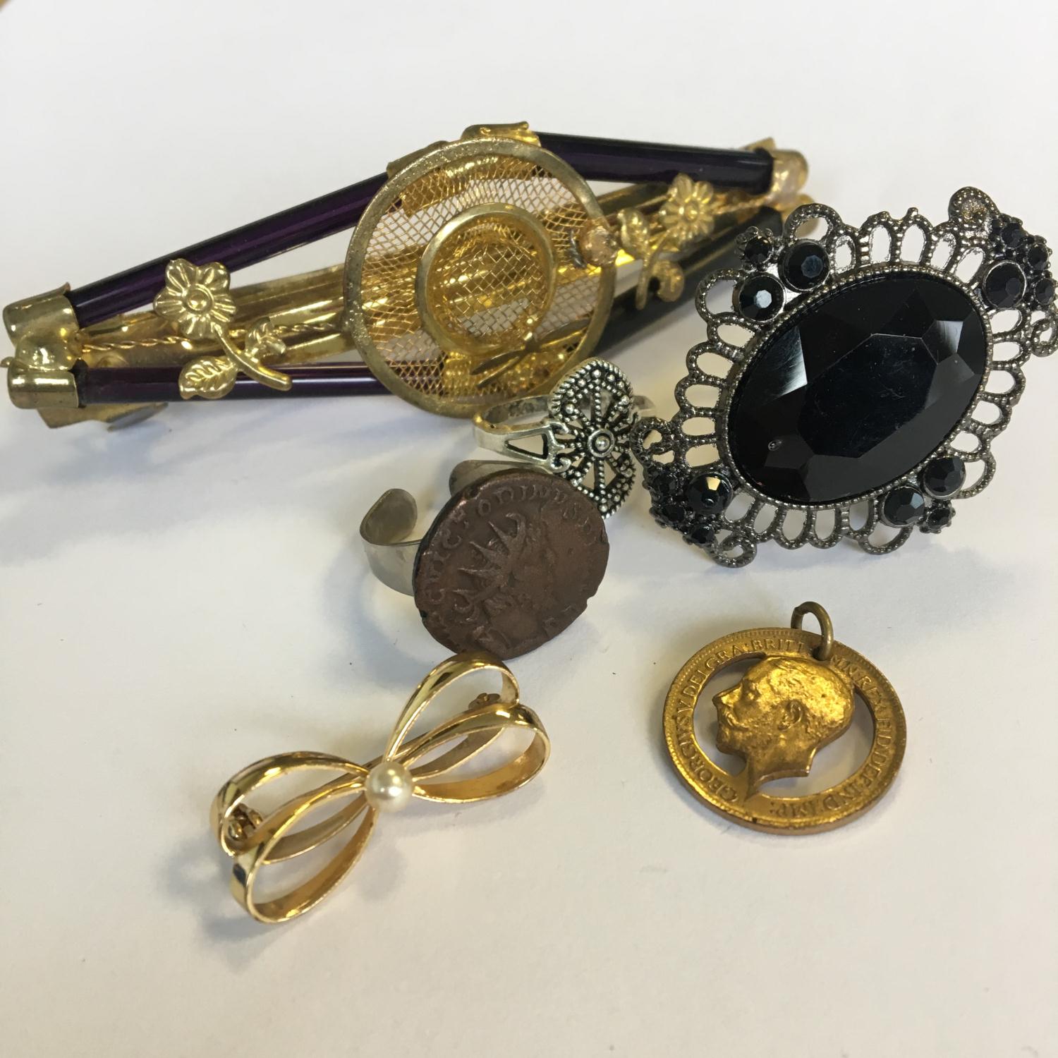 Assorted dress jewellery items to include a Roman coin ring and a 1911 farthing coin made into a