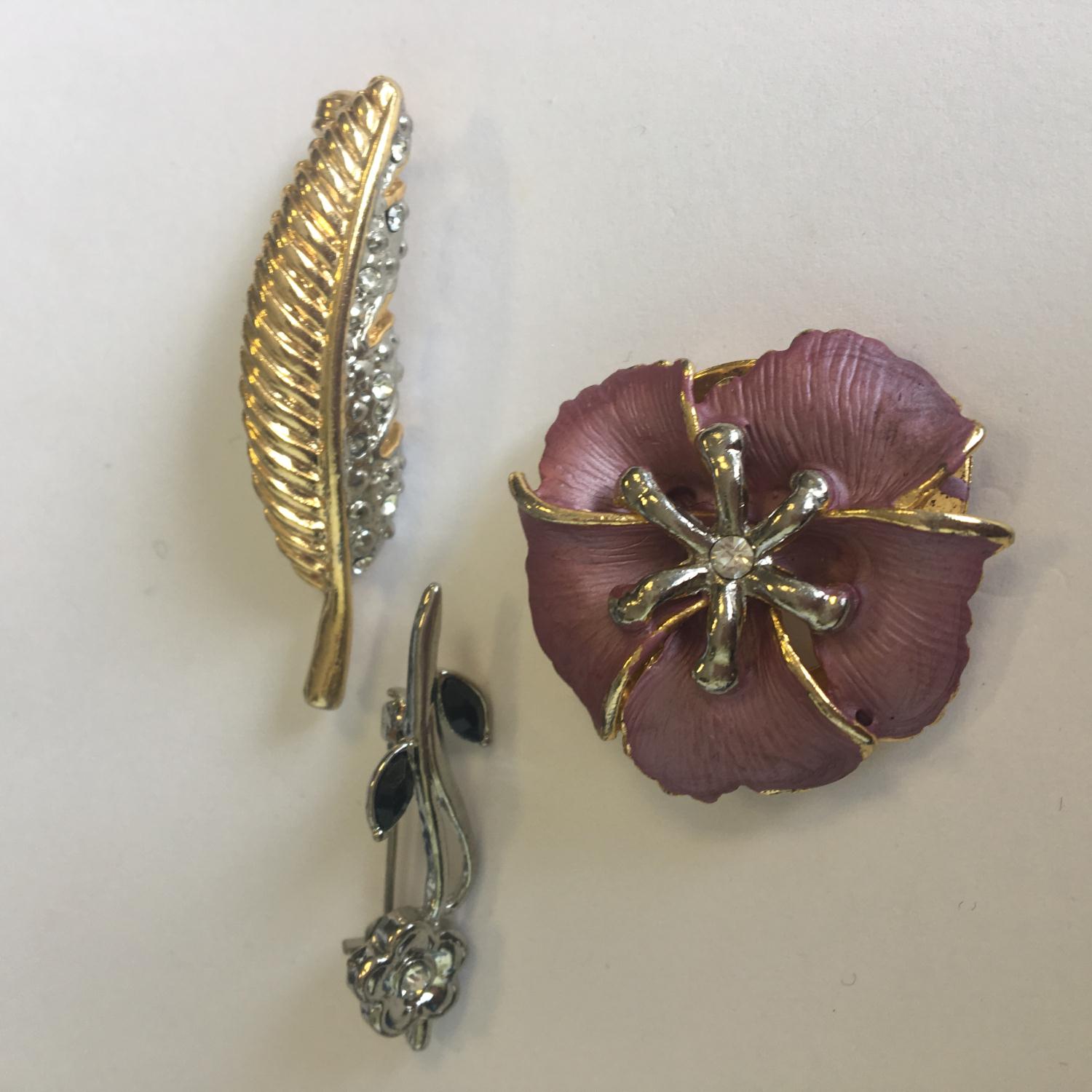 A group of floral themed vintage retro brooches. Includes free UK delivery.
