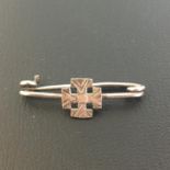 STERLING SILVER CROSS LACE PIN. Fully hallmarked Birmingham 1909 with maker mark WDB. Includes