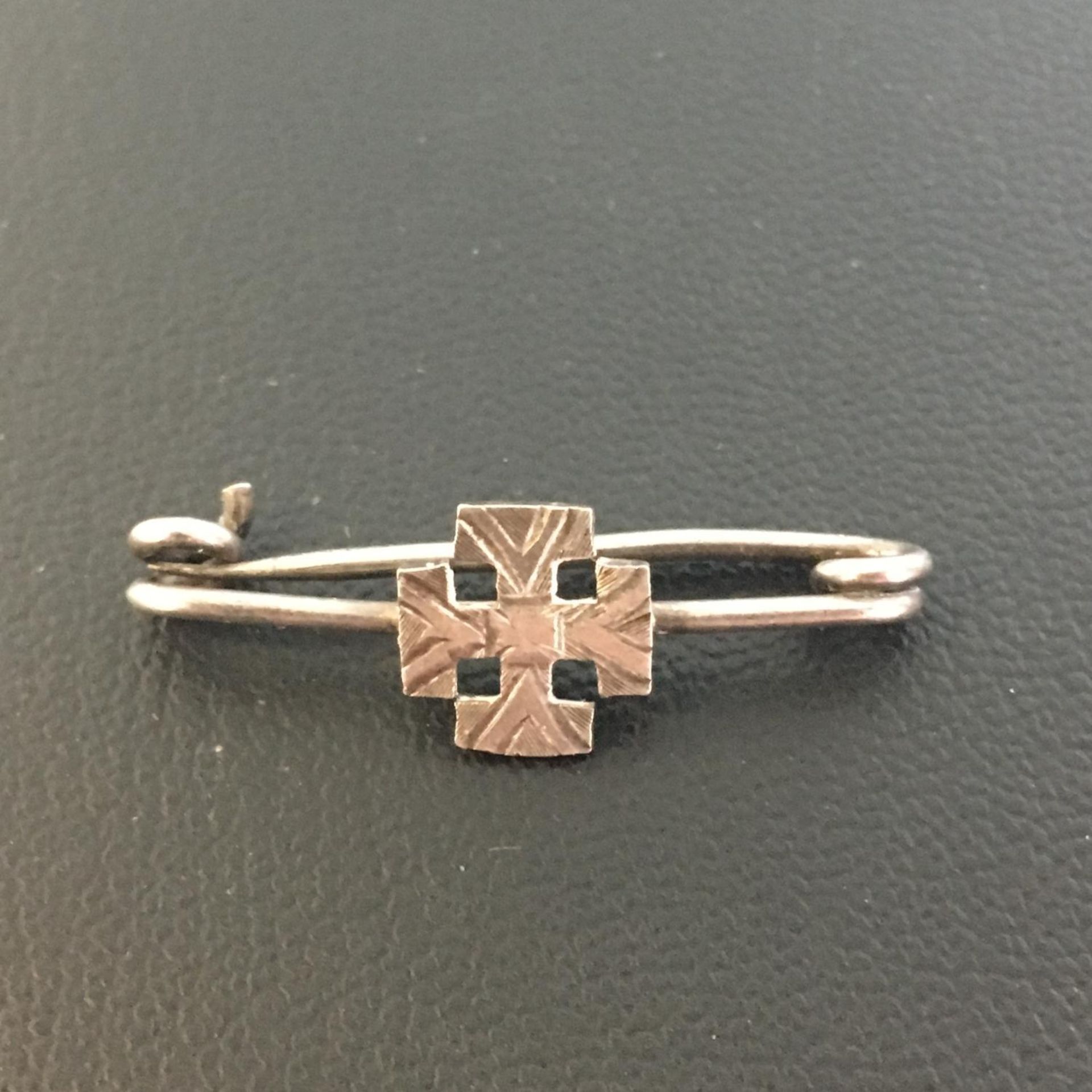 STERLING SILVER CROSS LACE PIN. Fully hallmarked Birmingham 1909 with maker mark WDB. Includes